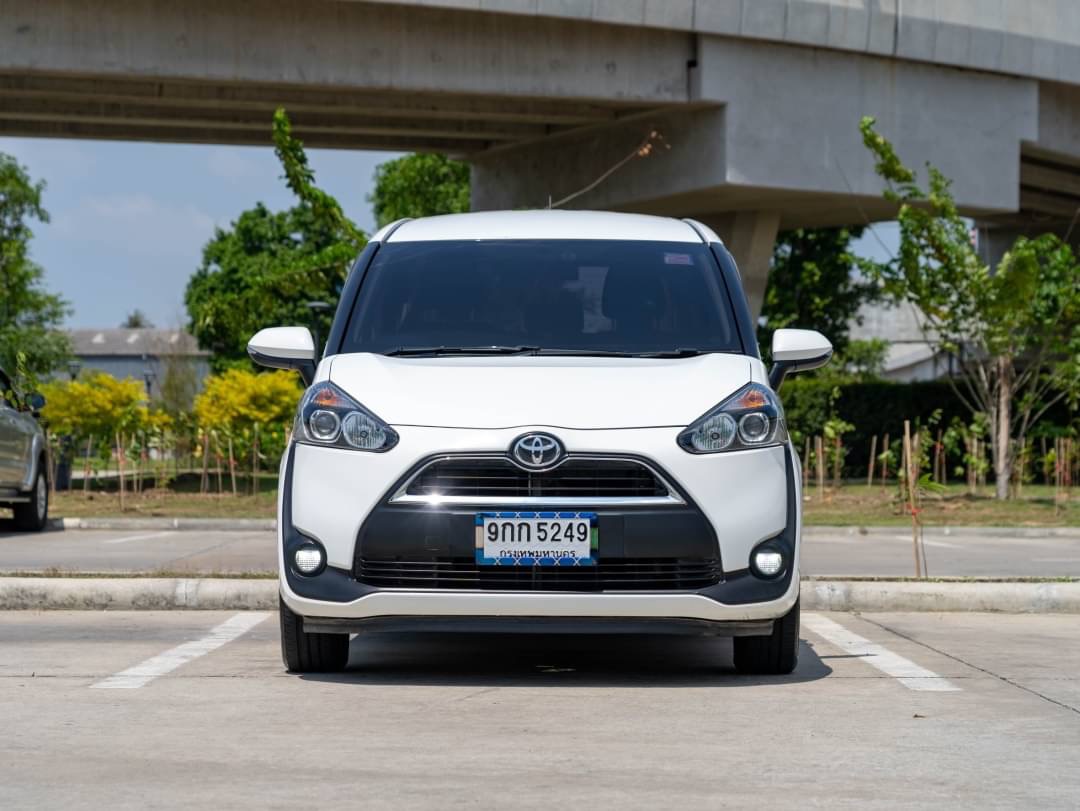 2019 Toyota Sienta สีขาว (รูปที่ 2)