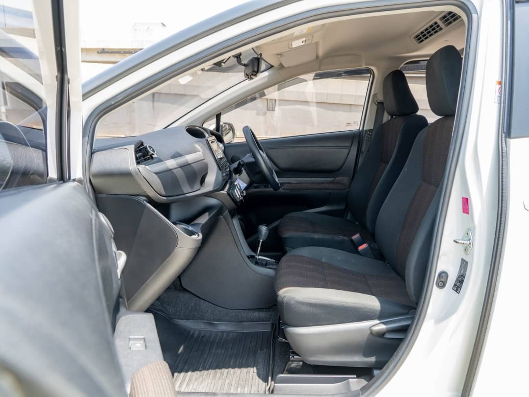 2019 Toyota Sienta สีขาว (รูปที่ 10)
