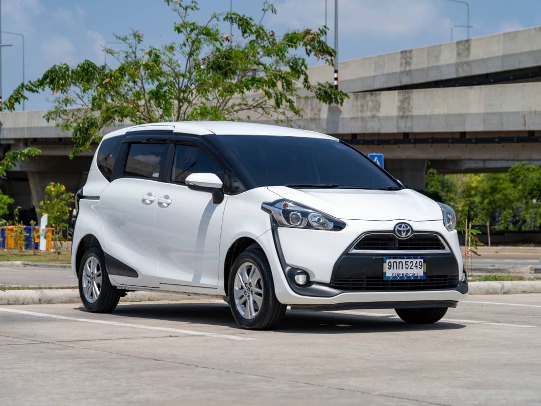 2019 Toyota Sienta สีขาว (รูปที่ 3)