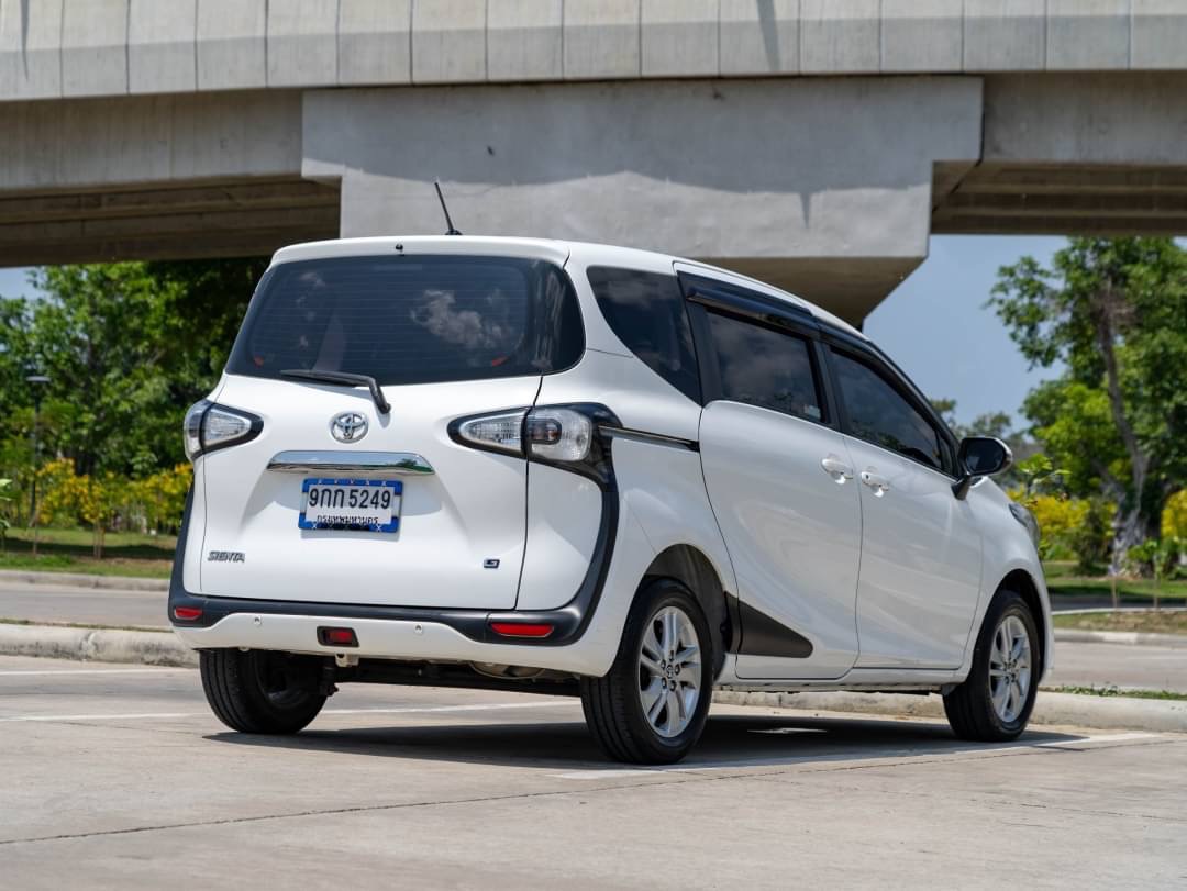 2019 Toyota Sienta สีขาว (รูปที่ 4)