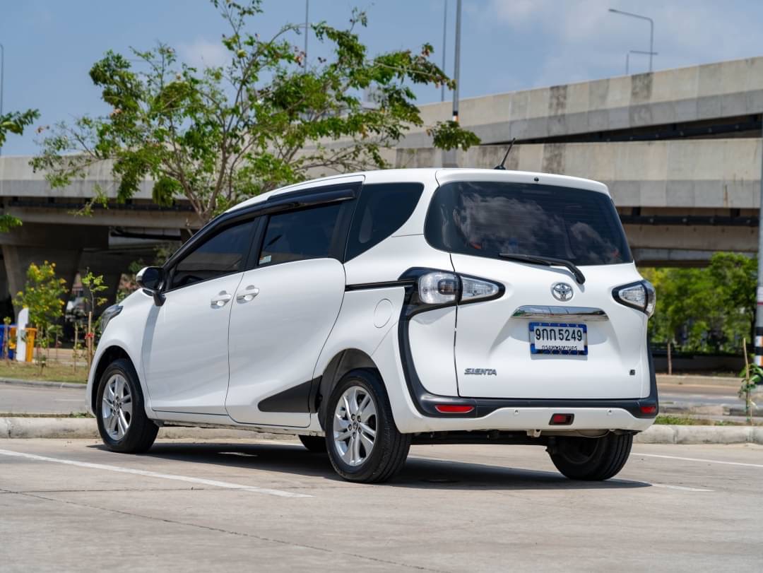 2019 Toyota Sienta สีขาว (รูปที่ 9)