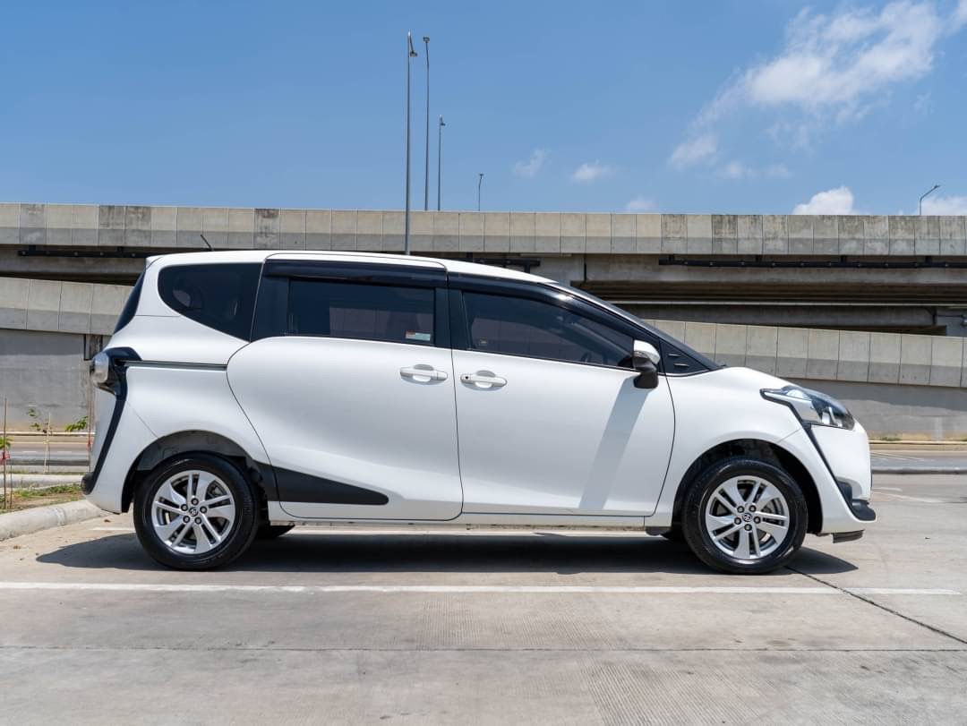 2019 Toyota Sienta สีขาว (รูปที่ 7)