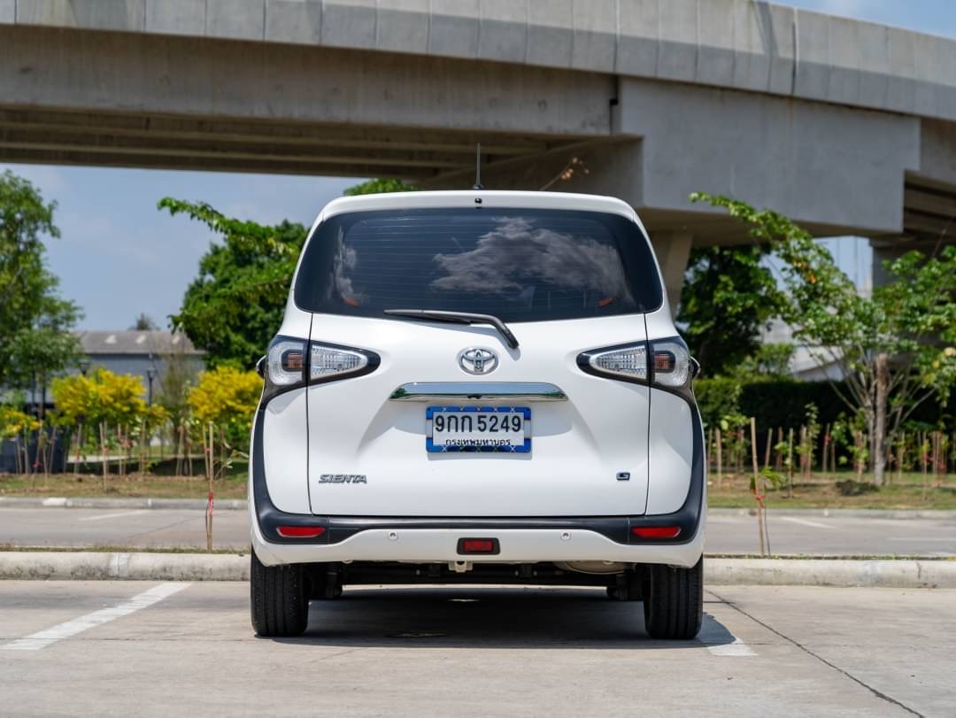 2019 Toyota Sienta สีขาว (รูปที่ 8)