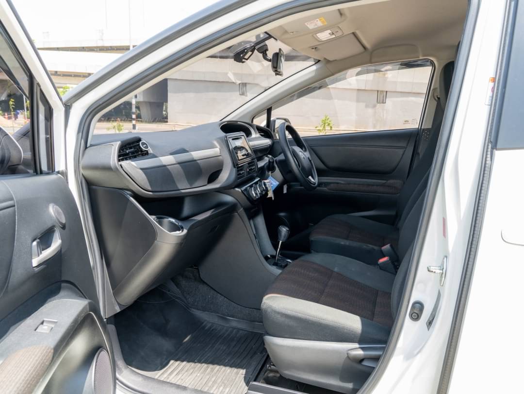 2019 Toyota Sienta สีขาว (รูปที่ 15)
