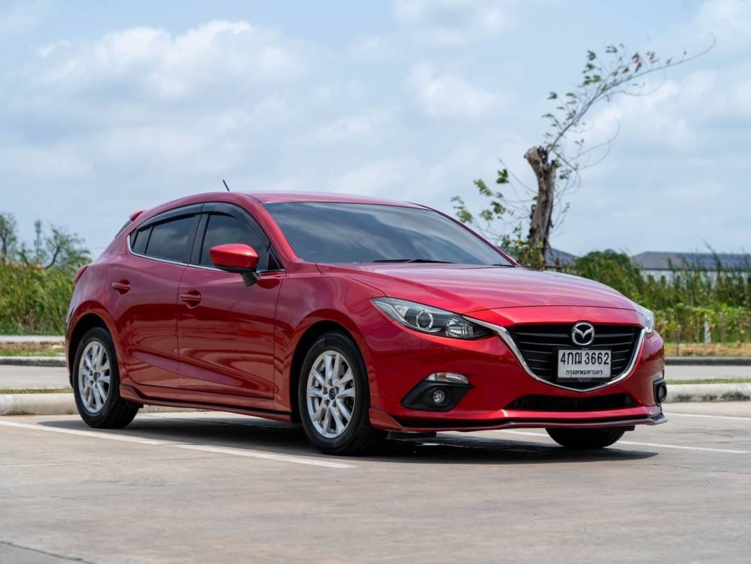 2015 Mazda 3 Hatchback สีแดง