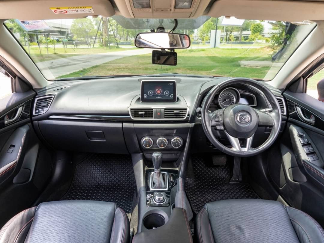 2015 Mazda 3 Hatchback สีแดง (รูปที่ 11)