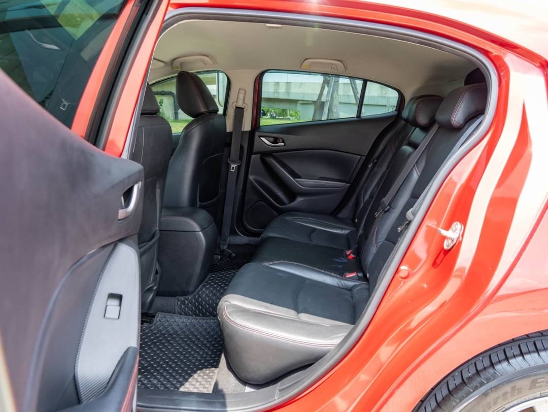 2015 Mazda 3 Hatchback สีแดง (รูปที่ 8)