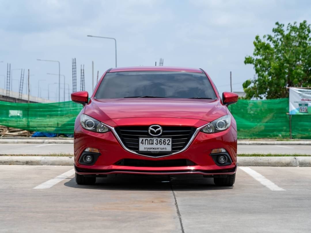 2015 Mazda 3 Hatchback สีแดง