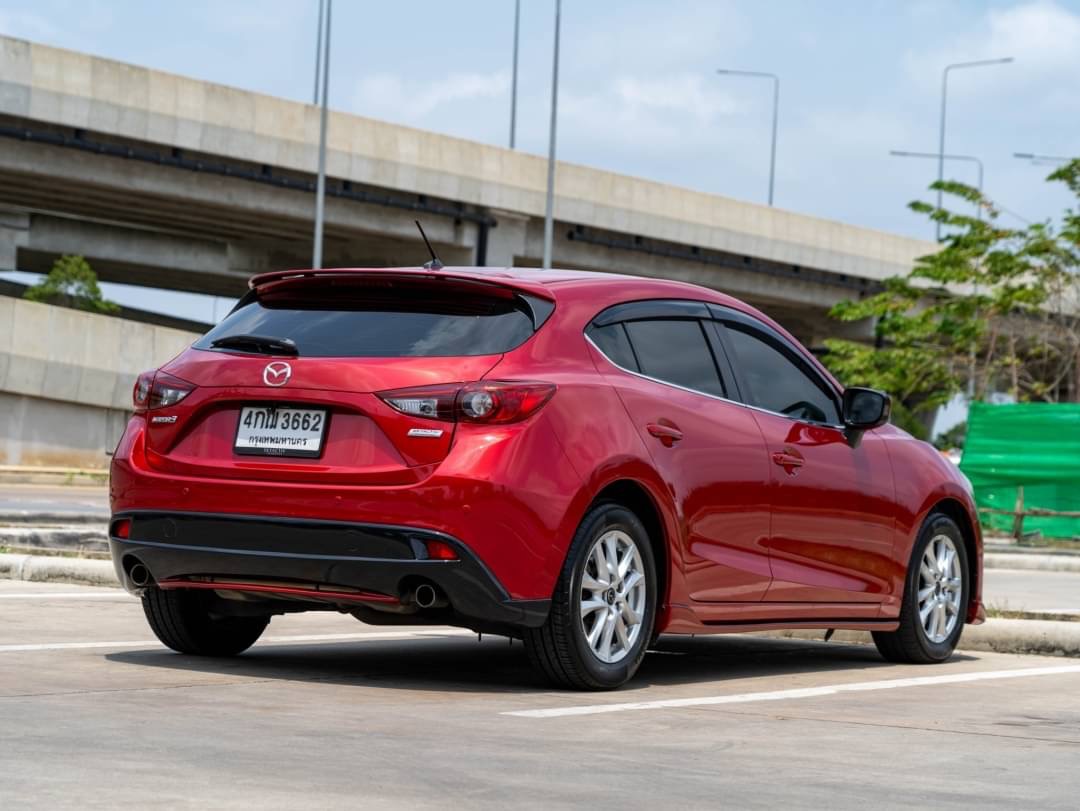 2015 Mazda 3 Hatchback สีแดง