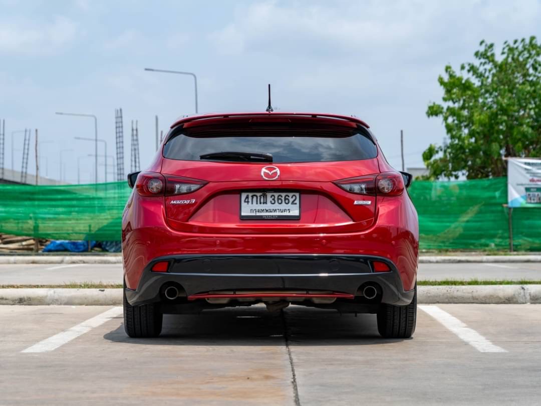 2015 Mazda 3 Hatchback สีแดง