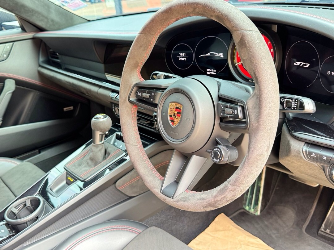2022 Porsche 992 GT3 สีดำ (รูปที่ 15)