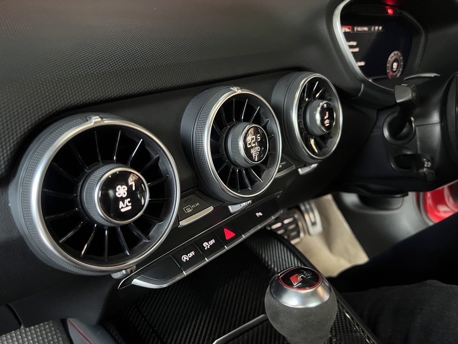 2022 Audi TTRS Quattro coupe สีแดง (รูปที่ 16)