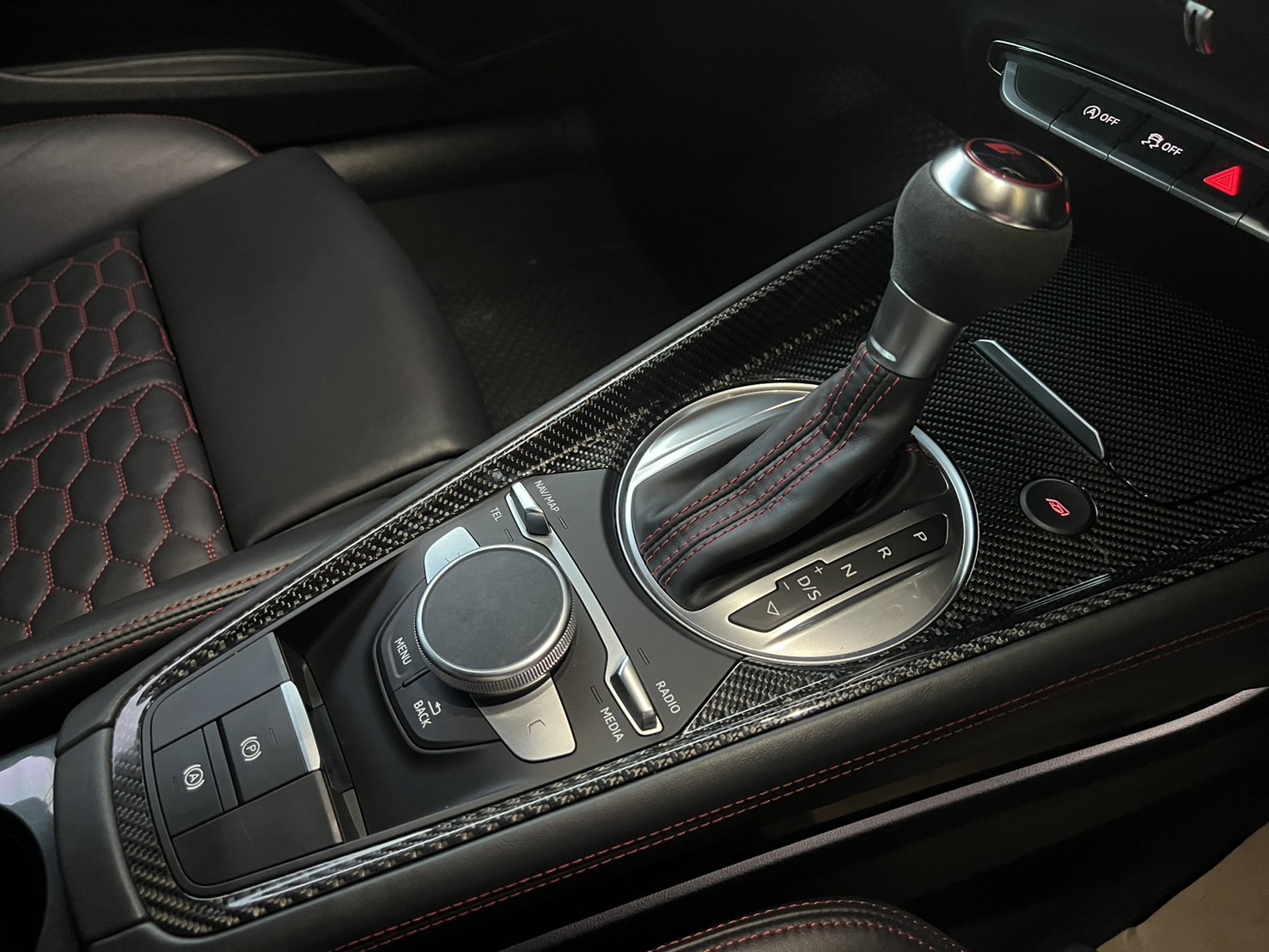 2022 Audi TTRS Quattro coupe สีแดง (รูปที่ 11)