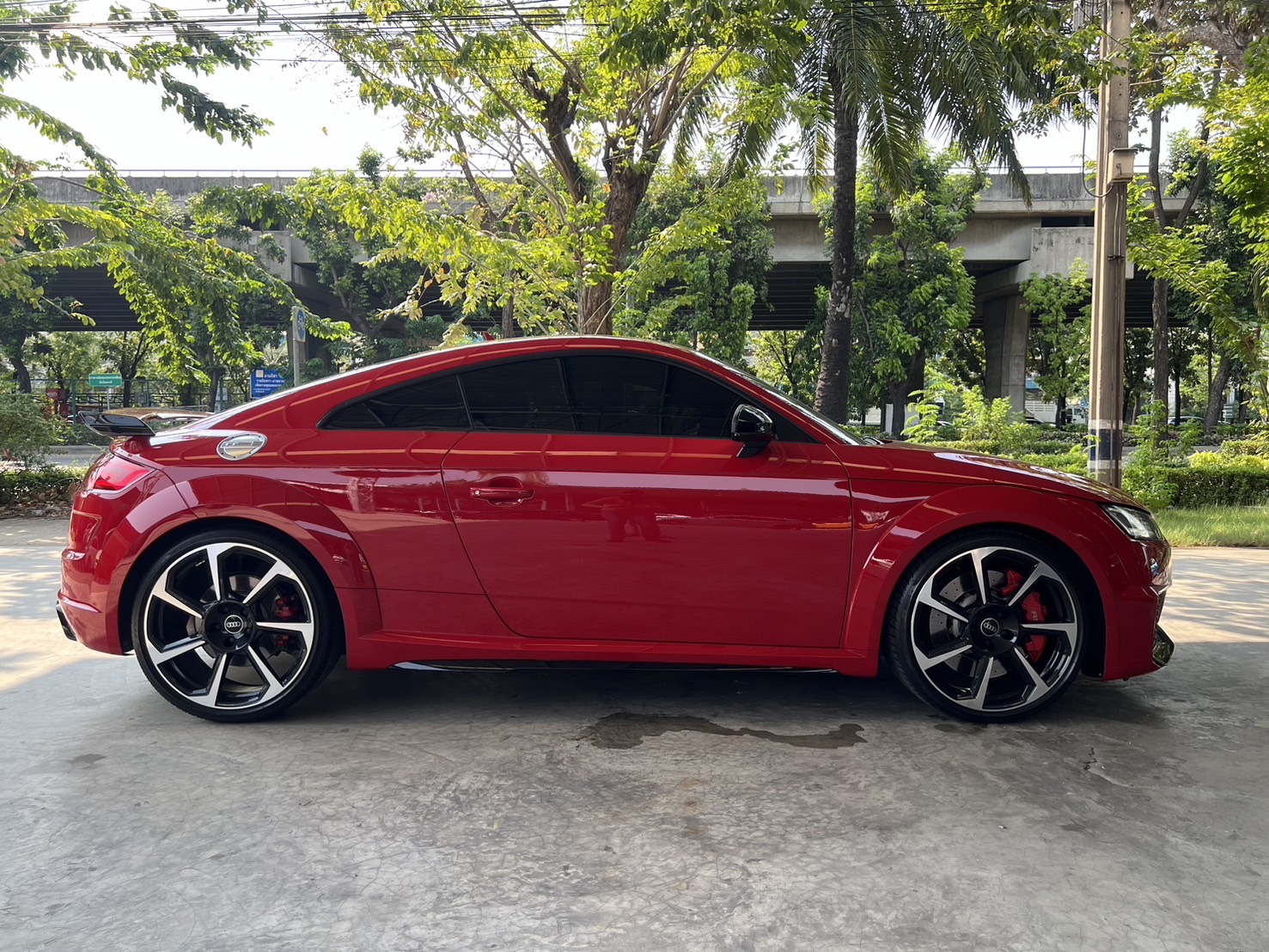 2022 Audi TTRS Quattro coupe สีแดง (รูปที่ 9)