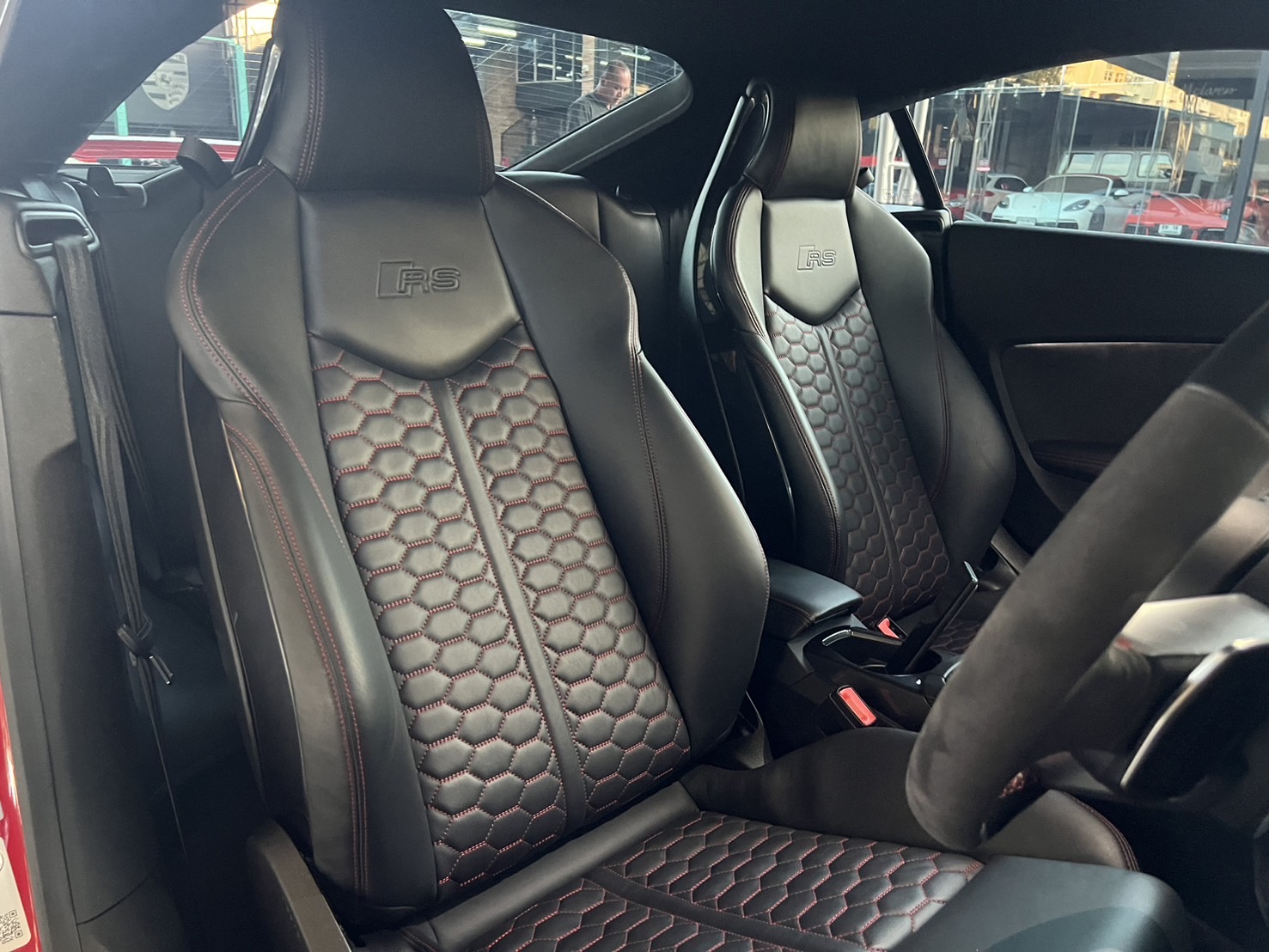 2022 Audi TTRS Quattro coupe สีแดง (รูปที่ 13)
