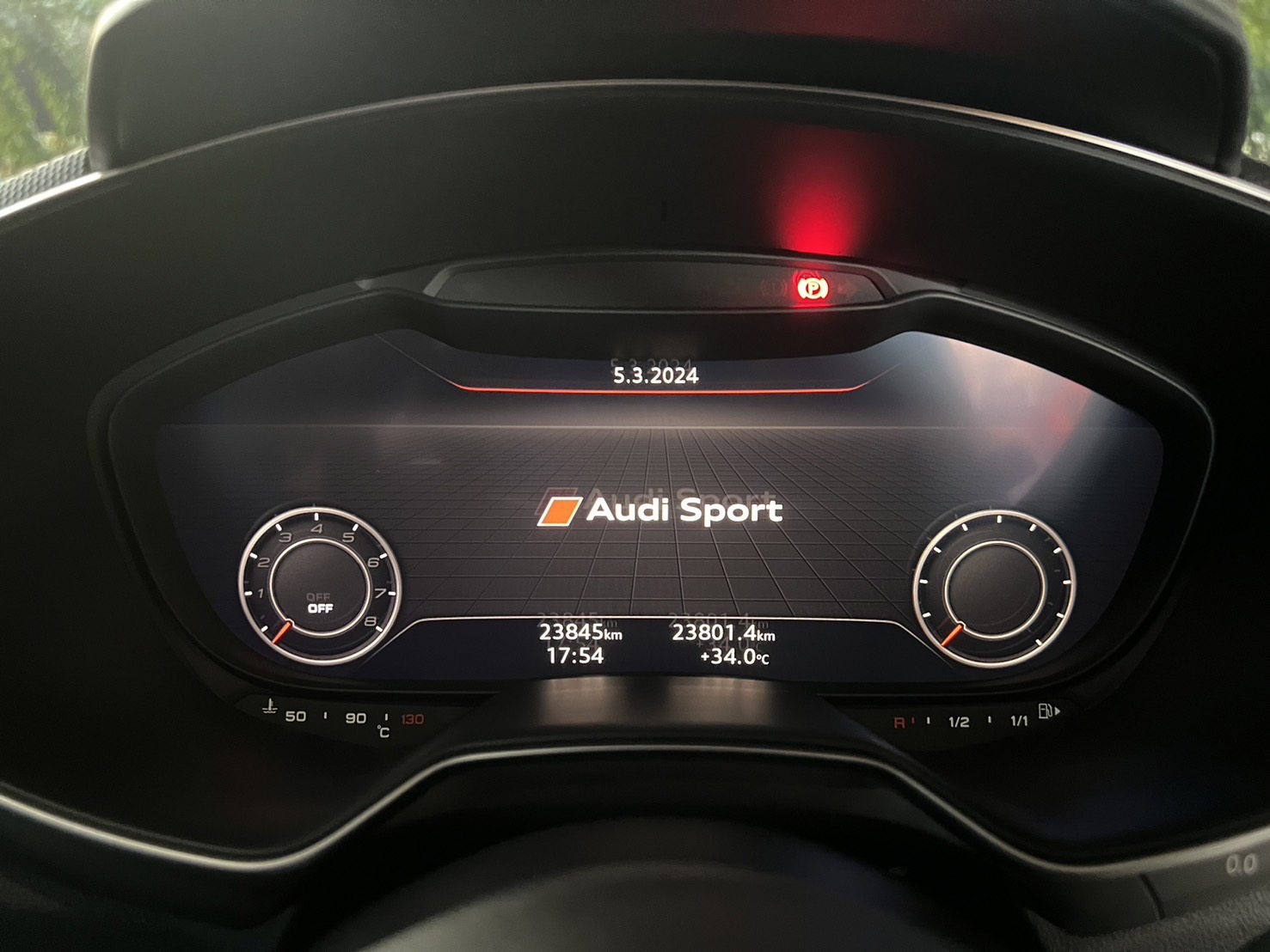 2022 Audi TTRS Quattro coupe สีแดง (รูปที่ 17)