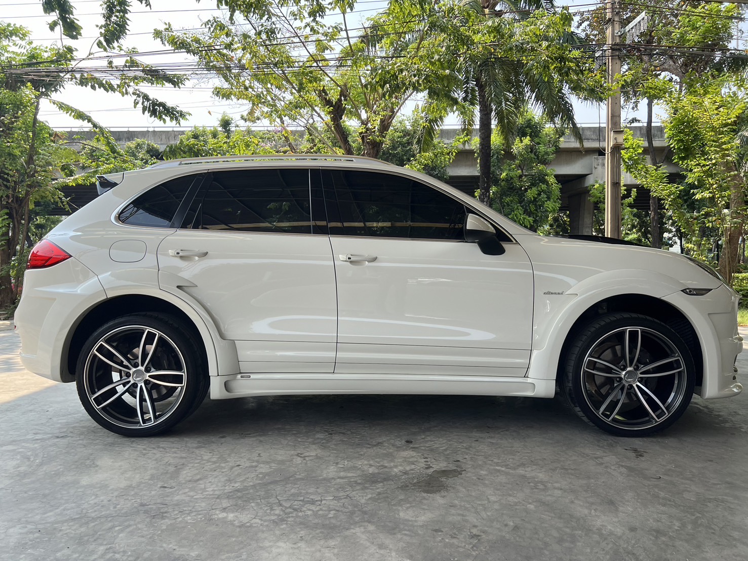 2011 Porsche Cayenne สีขาว (รูปที่ 13)