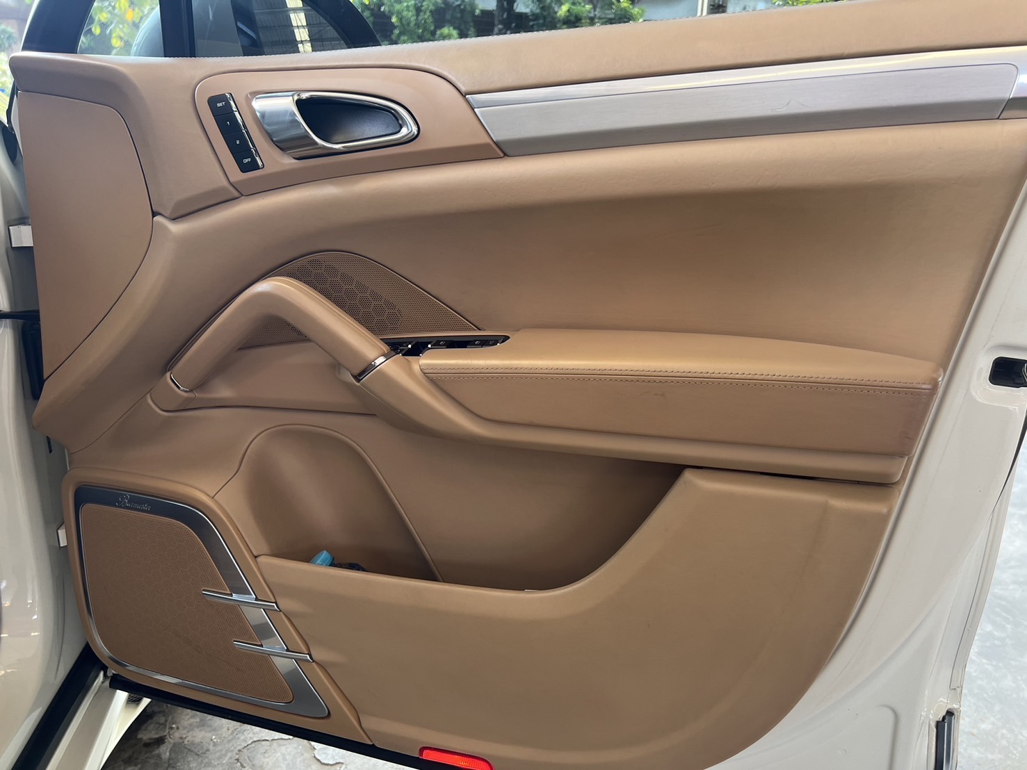 2011 Porsche Cayenne สีขาว (รูปที่ 16)