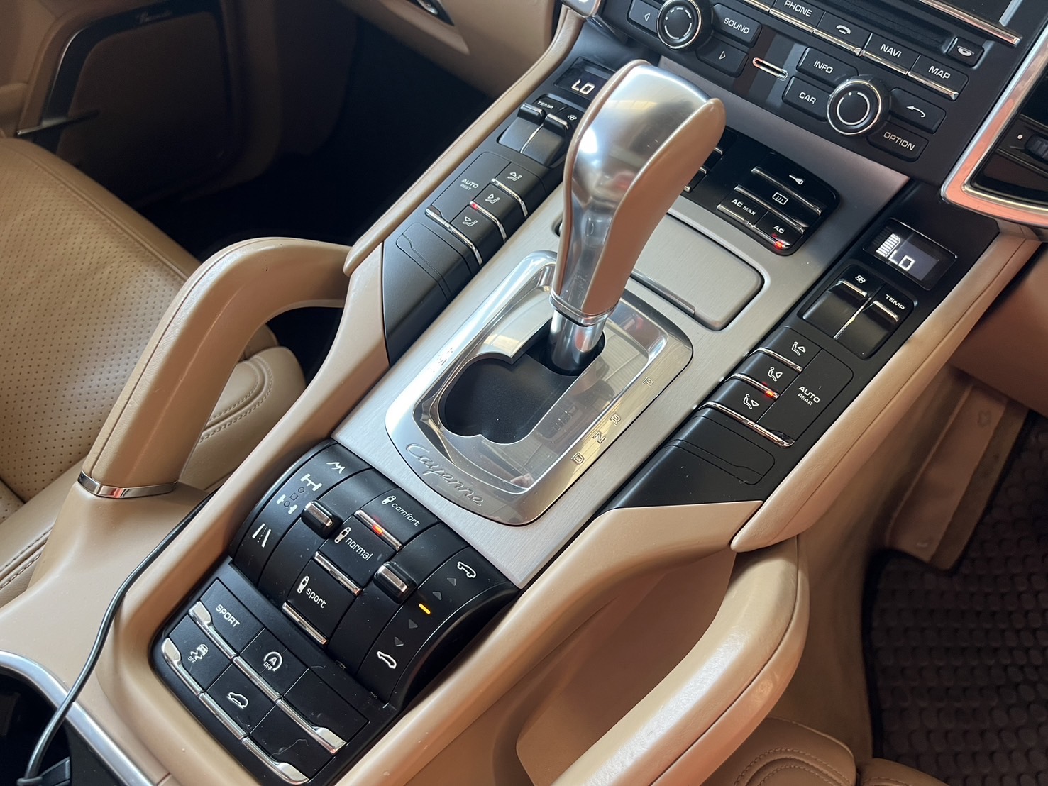 2011 Porsche Cayenne สีขาว (รูปที่ 15)