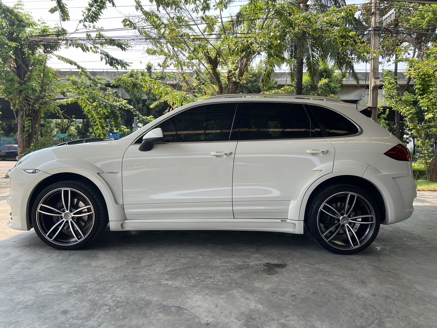 2011 Porsche Cayenne สีขาว (รูปที่ 11)