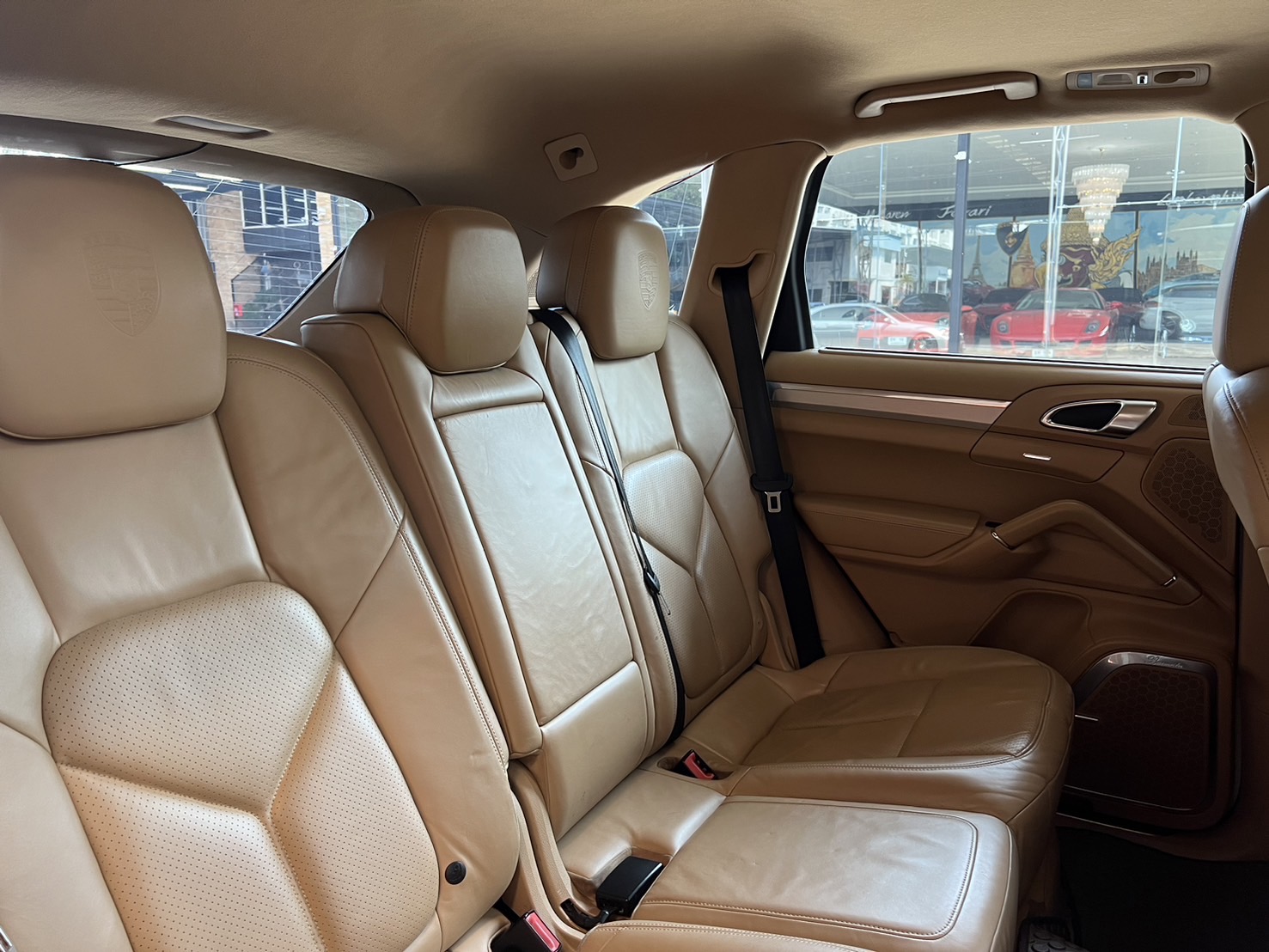 2011 Porsche Cayenne สีขาว (รูปที่ 19)