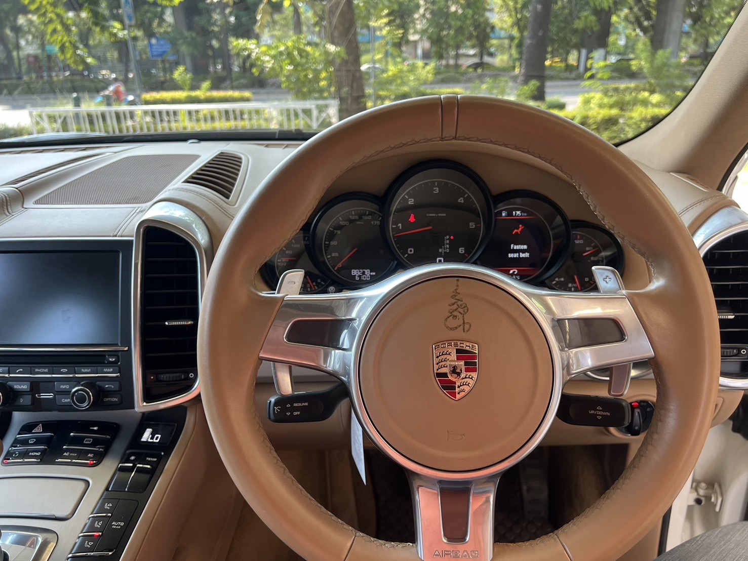2011 Porsche Cayenne สีขาว (รูปที่ 17)