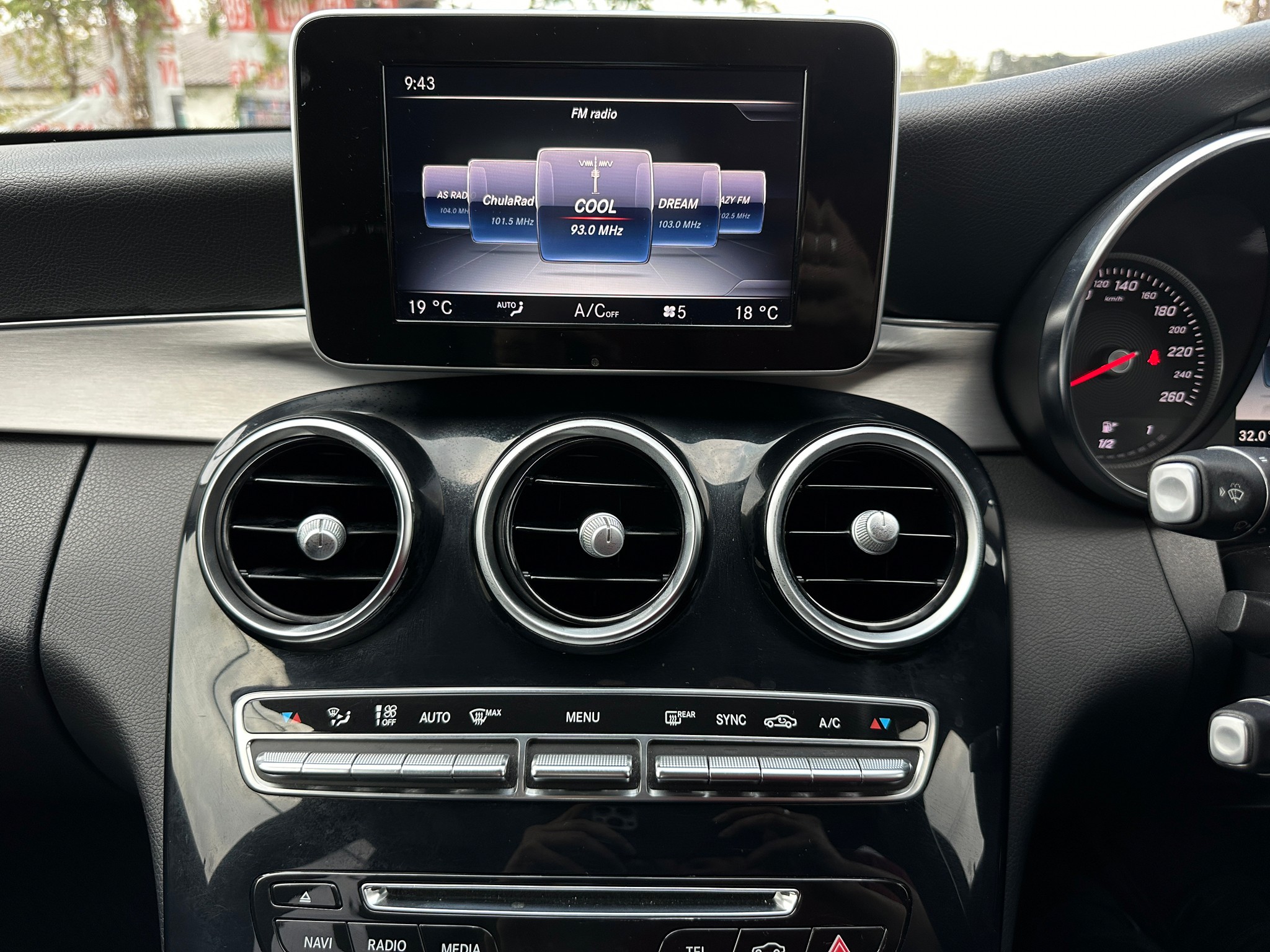 2014 Mercedes-Benz C-Class W205 C180 สีดำ (รูปที่ 8)