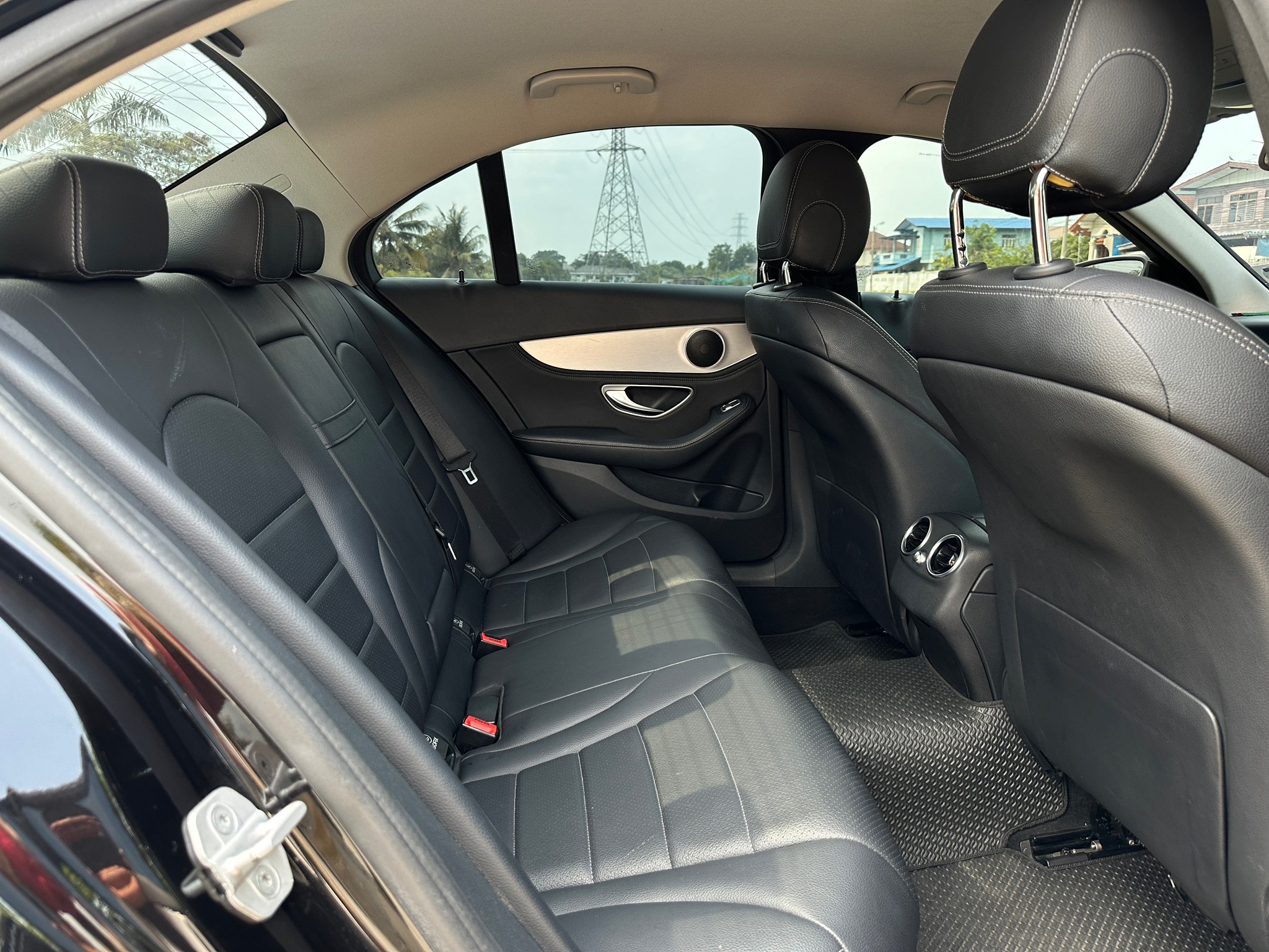 2014 Mercedes-Benz C-Class W205 C180 สีดำ (รูปที่ 17)