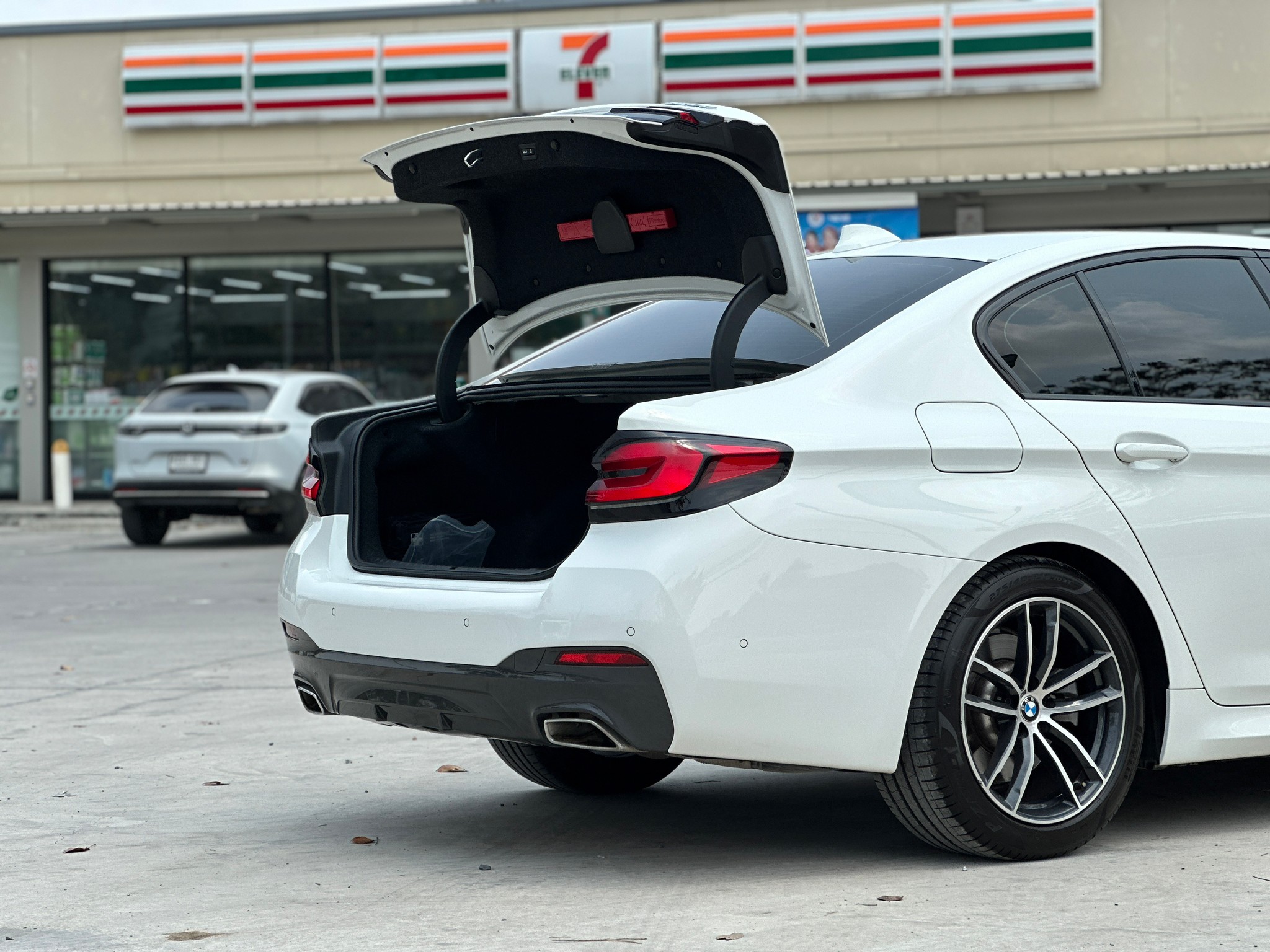 2021 BMW 520d Msport สีขาว (รูปที่ 13)