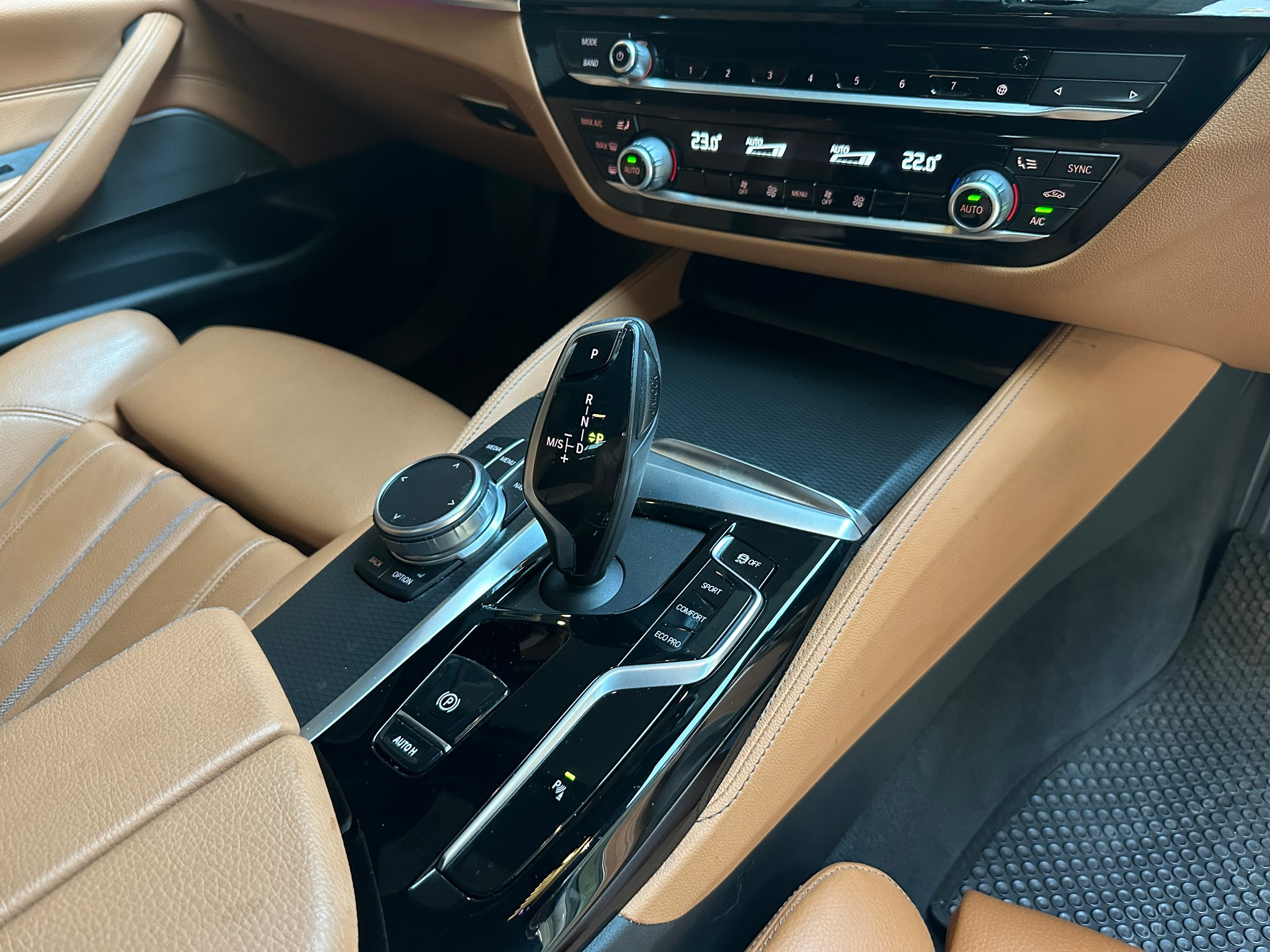 2021 BMW 520d Msport สีขาว (รูปที่ 12)