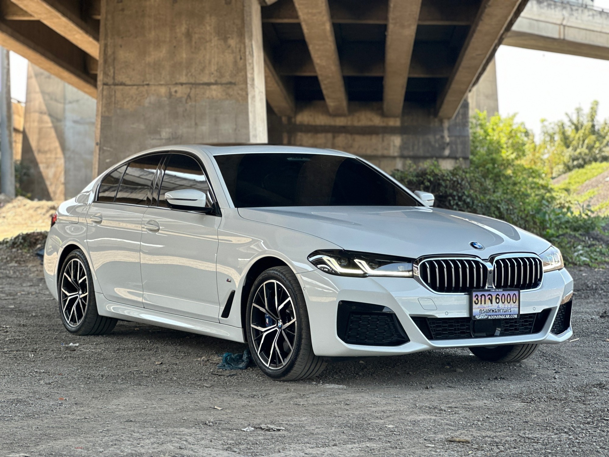 2020 BMW 530e M Sport LCI G30 สีขาว (รูปที่ 11)