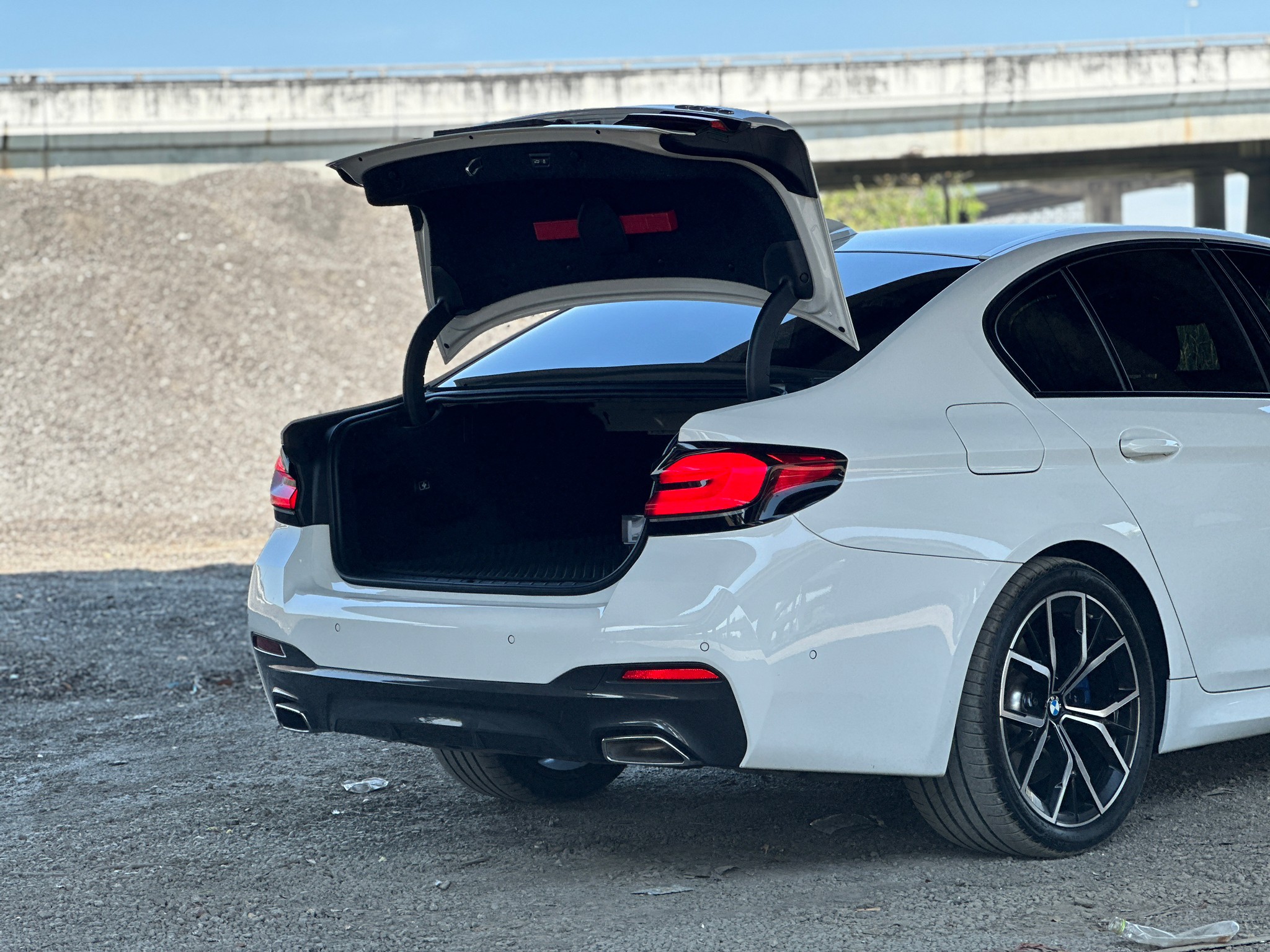 2020 BMW 530e M Sport LCI G30 สีขาว (รูปที่ 16)