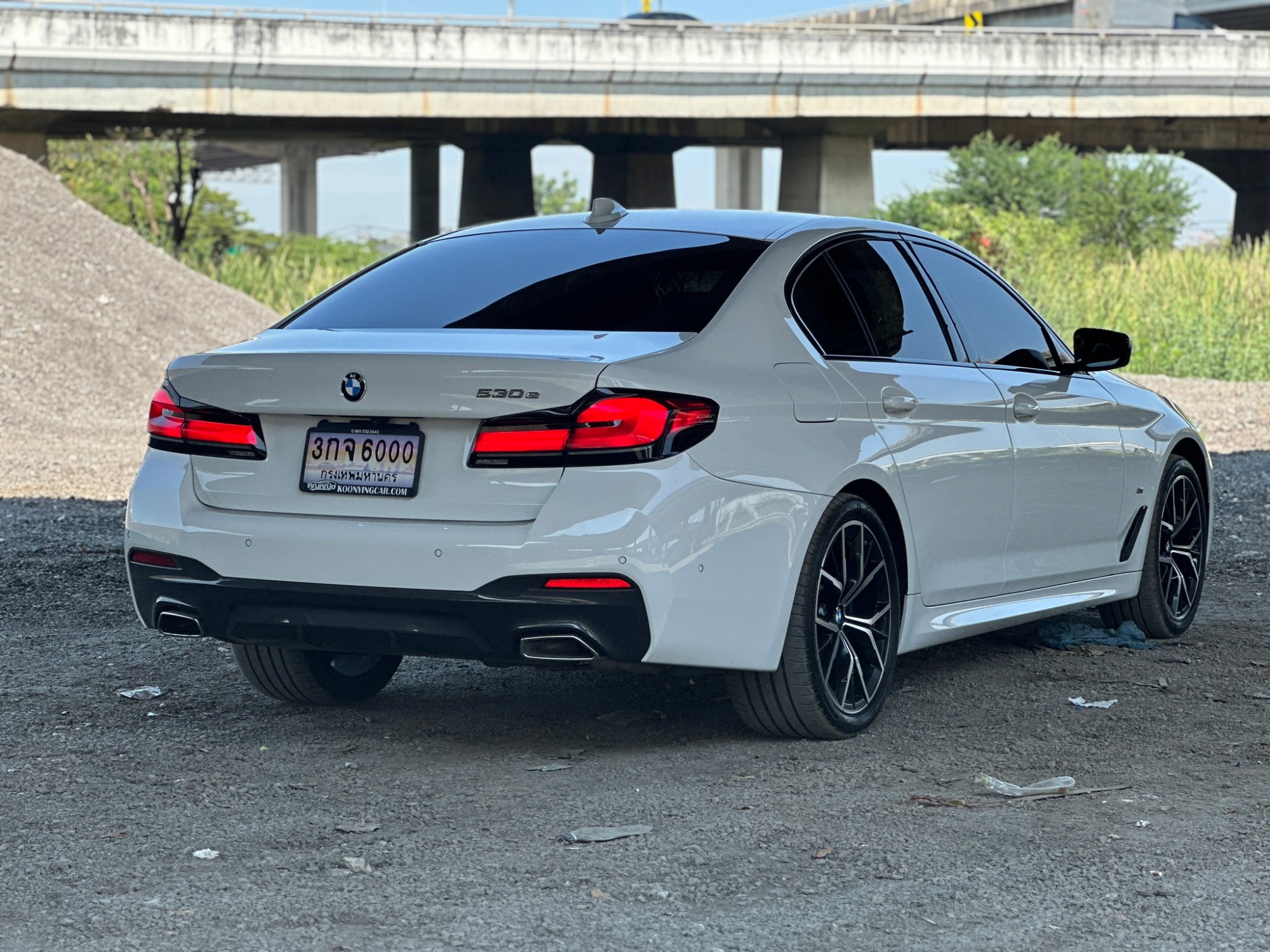 2020 BMW 530e M Sport LCI G30 สีขาว (รูปที่ 4)