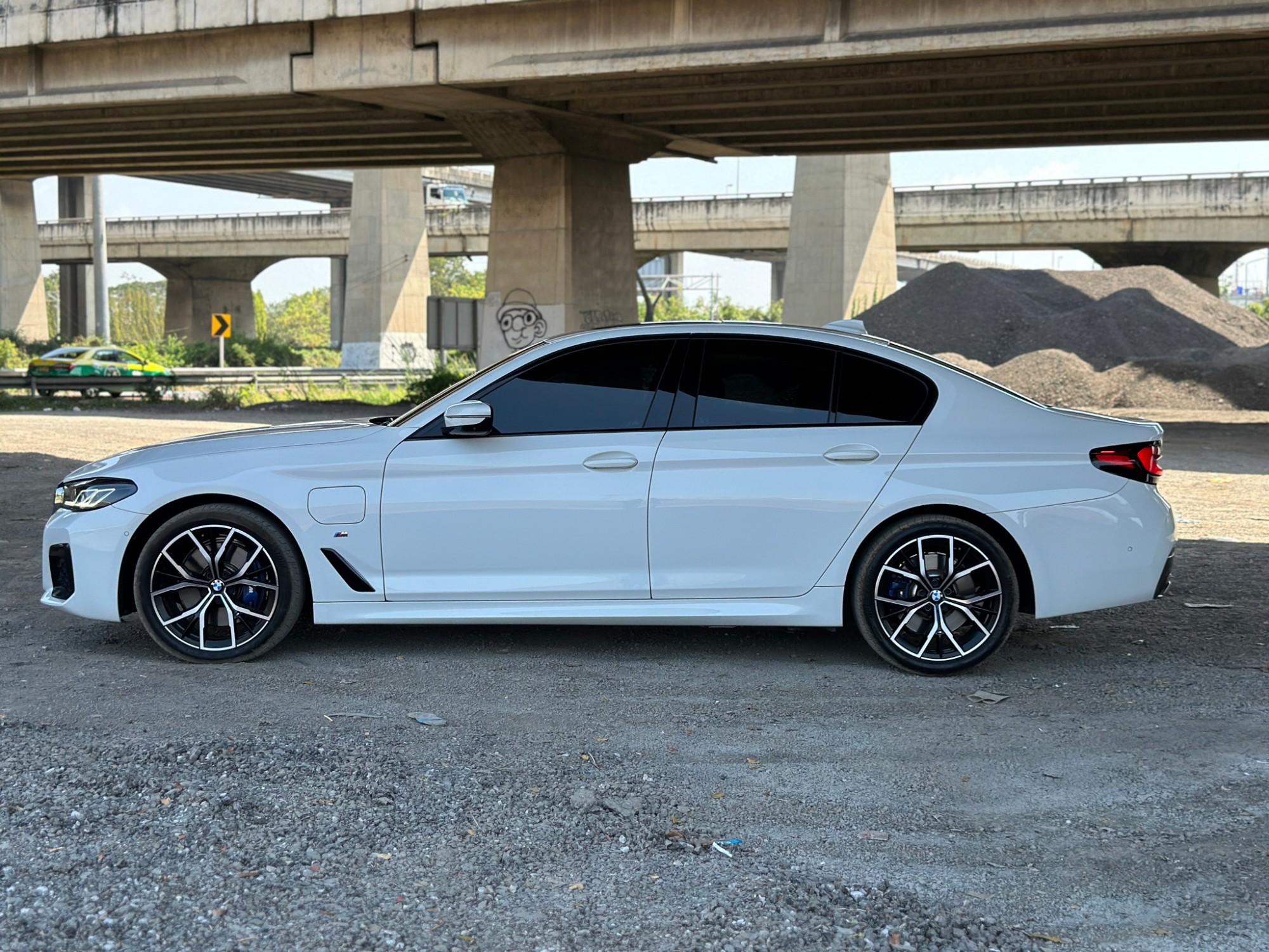 2020 BMW 530e M Sport LCI G30 สีขาว (รูปที่ 13)