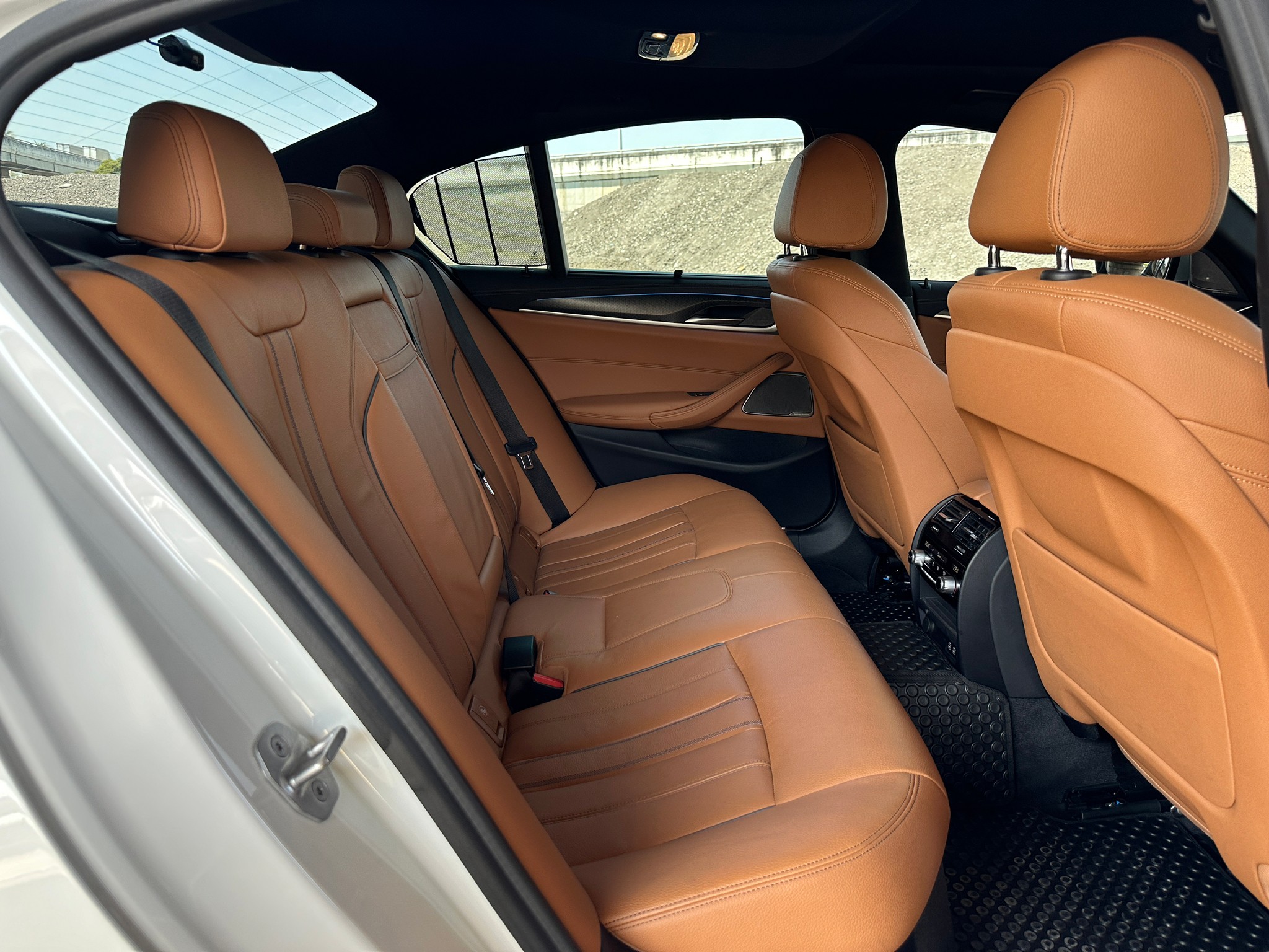 2020 BMW 530e M Sport LCI G30 สีขาว (รูปที่ 12)