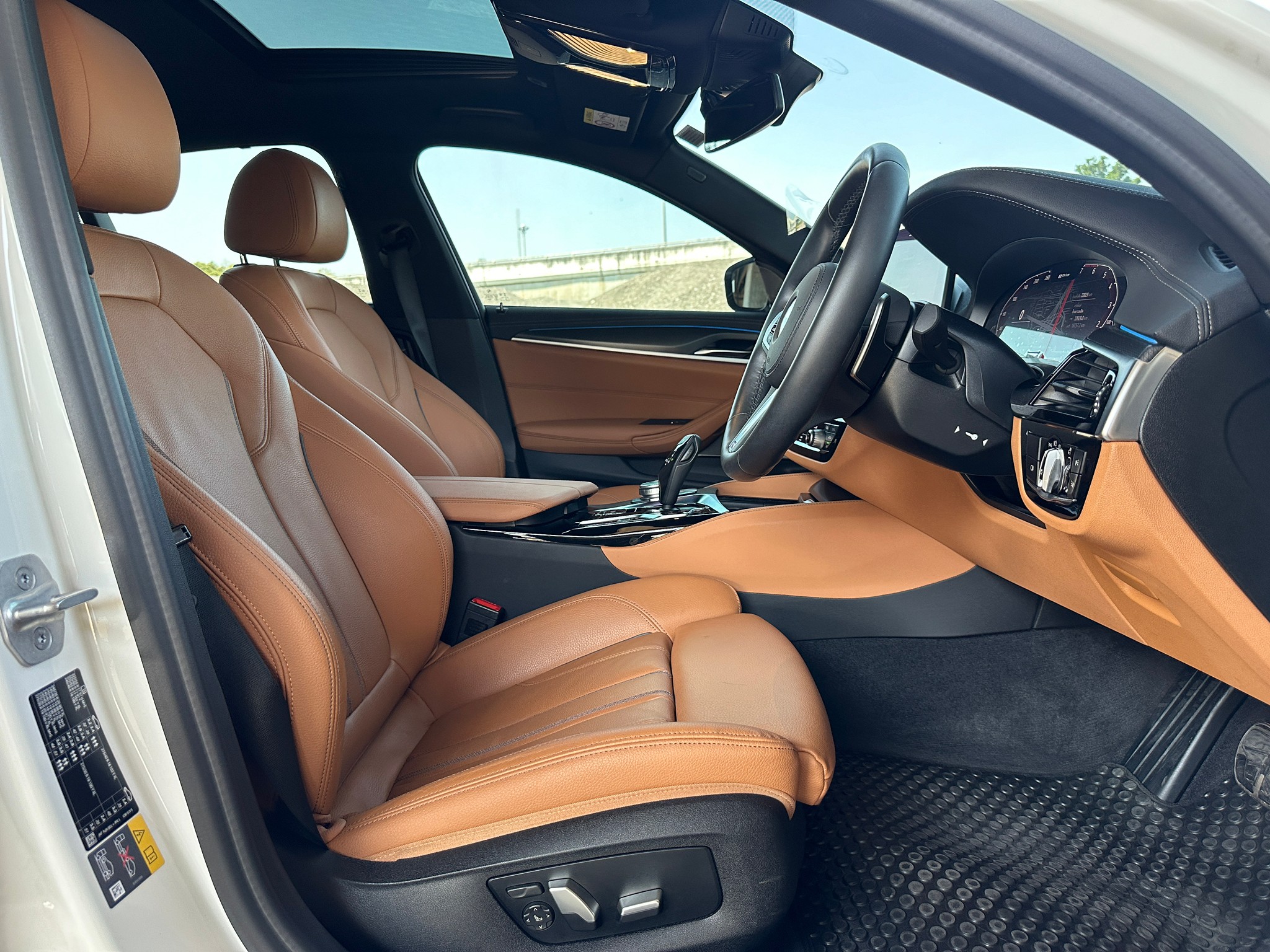 2020 BMW 530e M Sport LCI G30 สีขาว (รูปที่ 7)