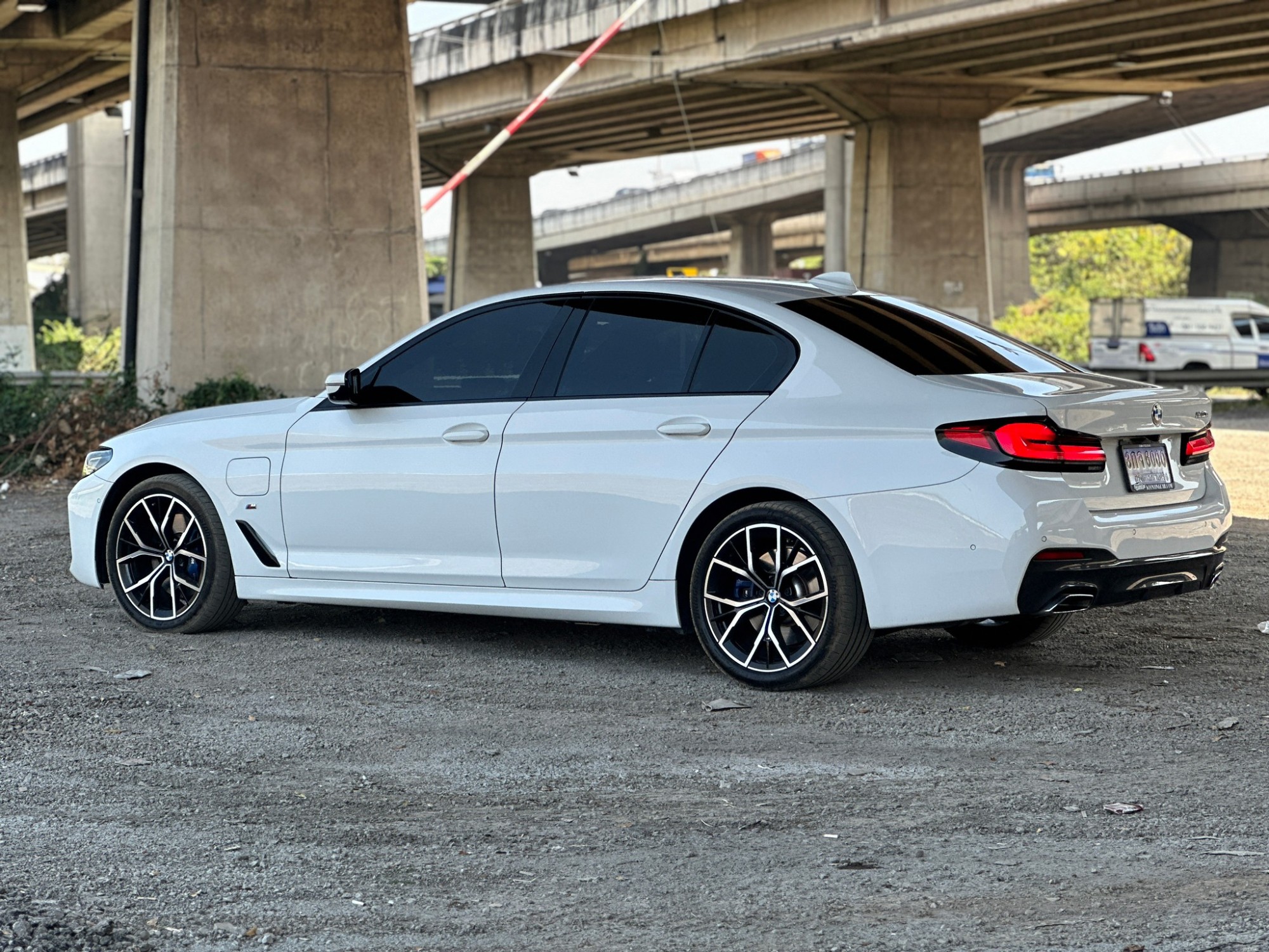 2020 BMW 530e M Sport LCI G30 สีขาว (รูปที่ 10)