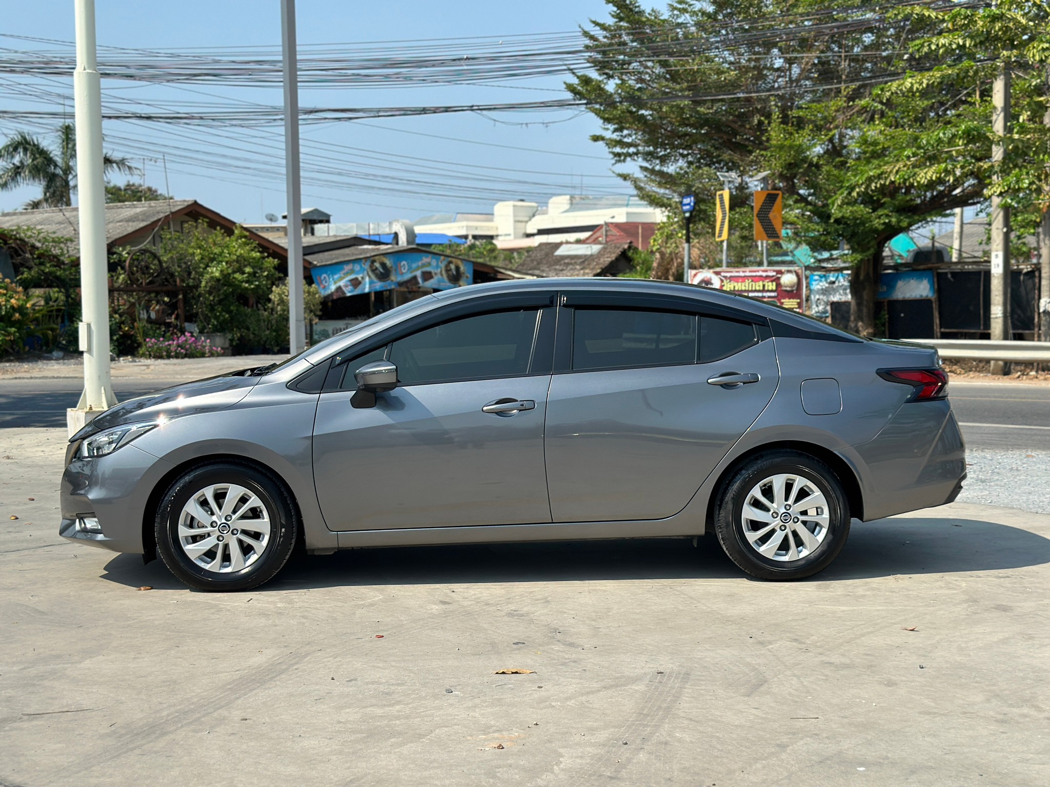 2021 Nissan Almera สีเทา