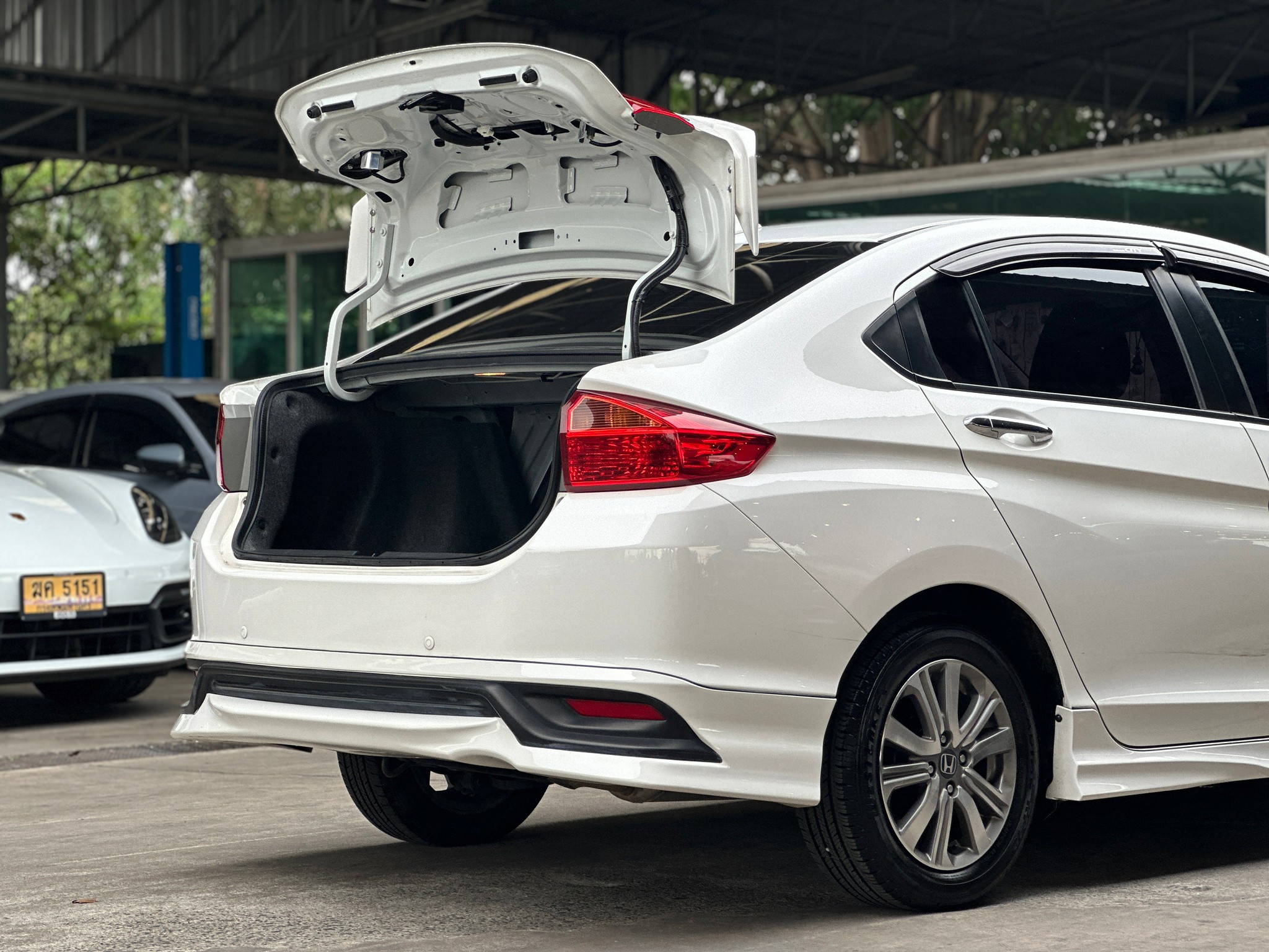 2019 Honda City สีขาว (รูปที่ 8)