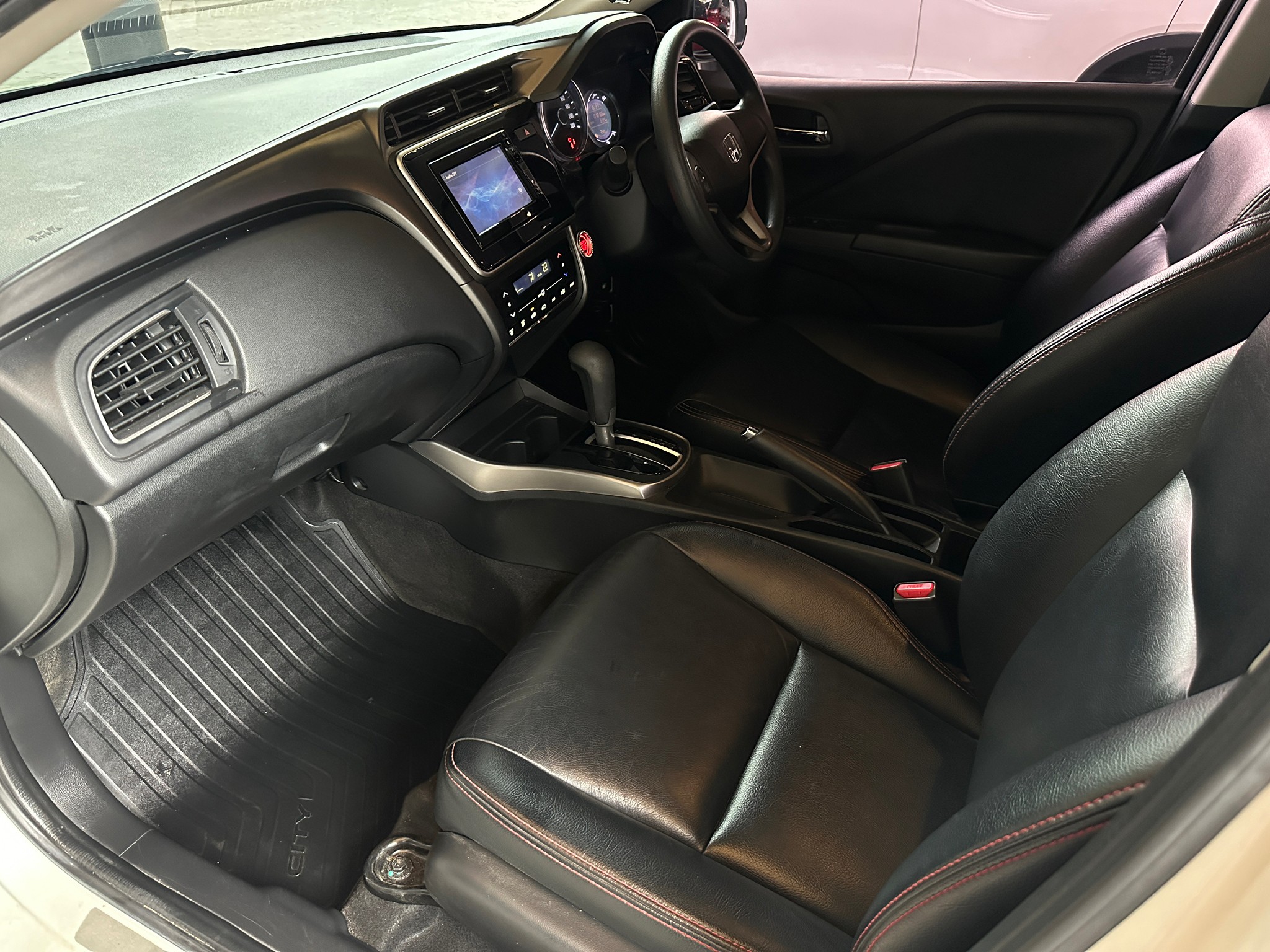 2019 Honda City สีขาว (รูปที่ 12)