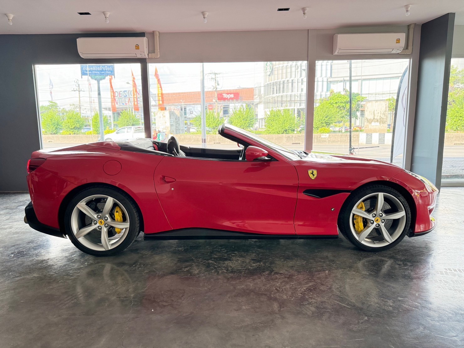2019 Ferrari Portofino สีแดง (รูปที่ 10)