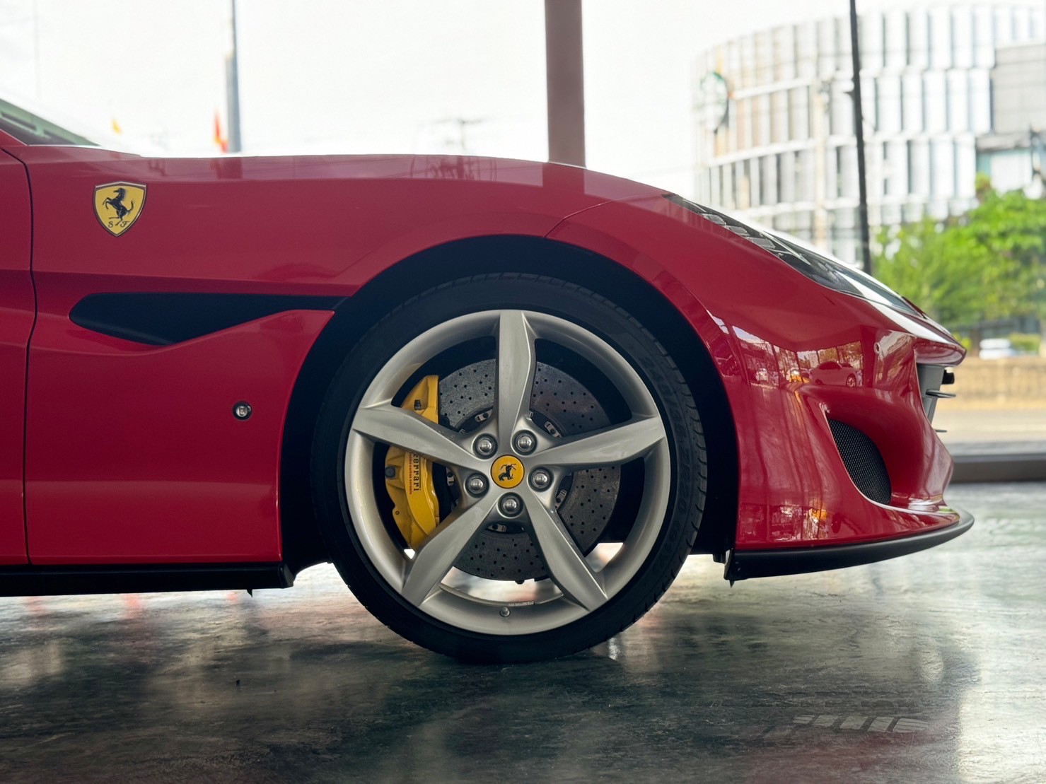 2019 Ferrari Portofino สีแดง (รูปที่ 11)