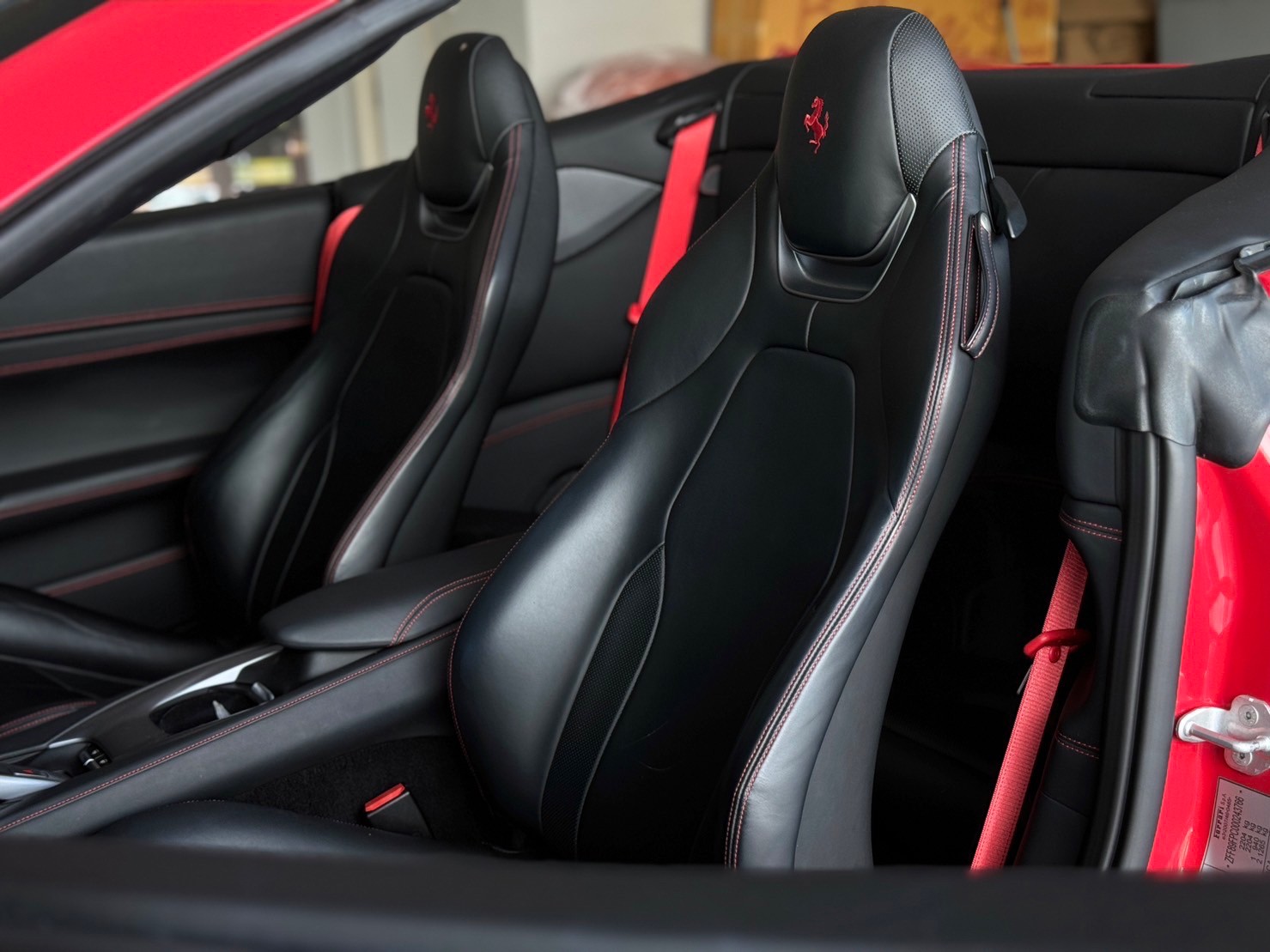 2019 Ferrari Portofino สีแดง (รูปที่ 5)