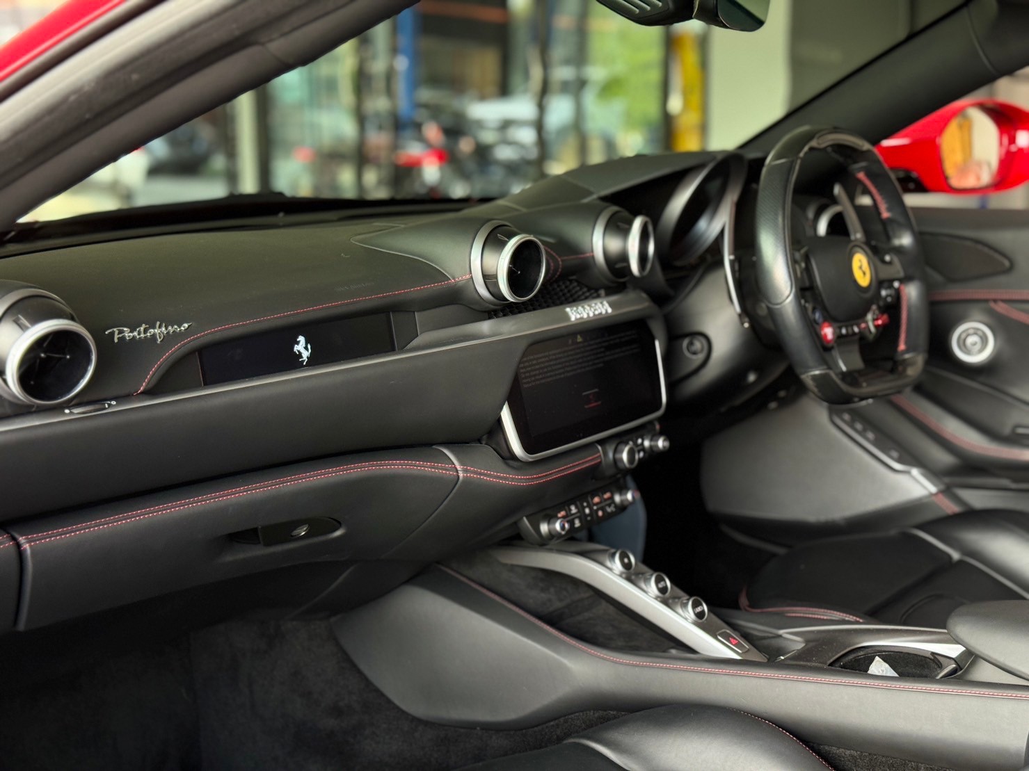 2019 Ferrari Portofino สีแดง (รูปที่ 12)