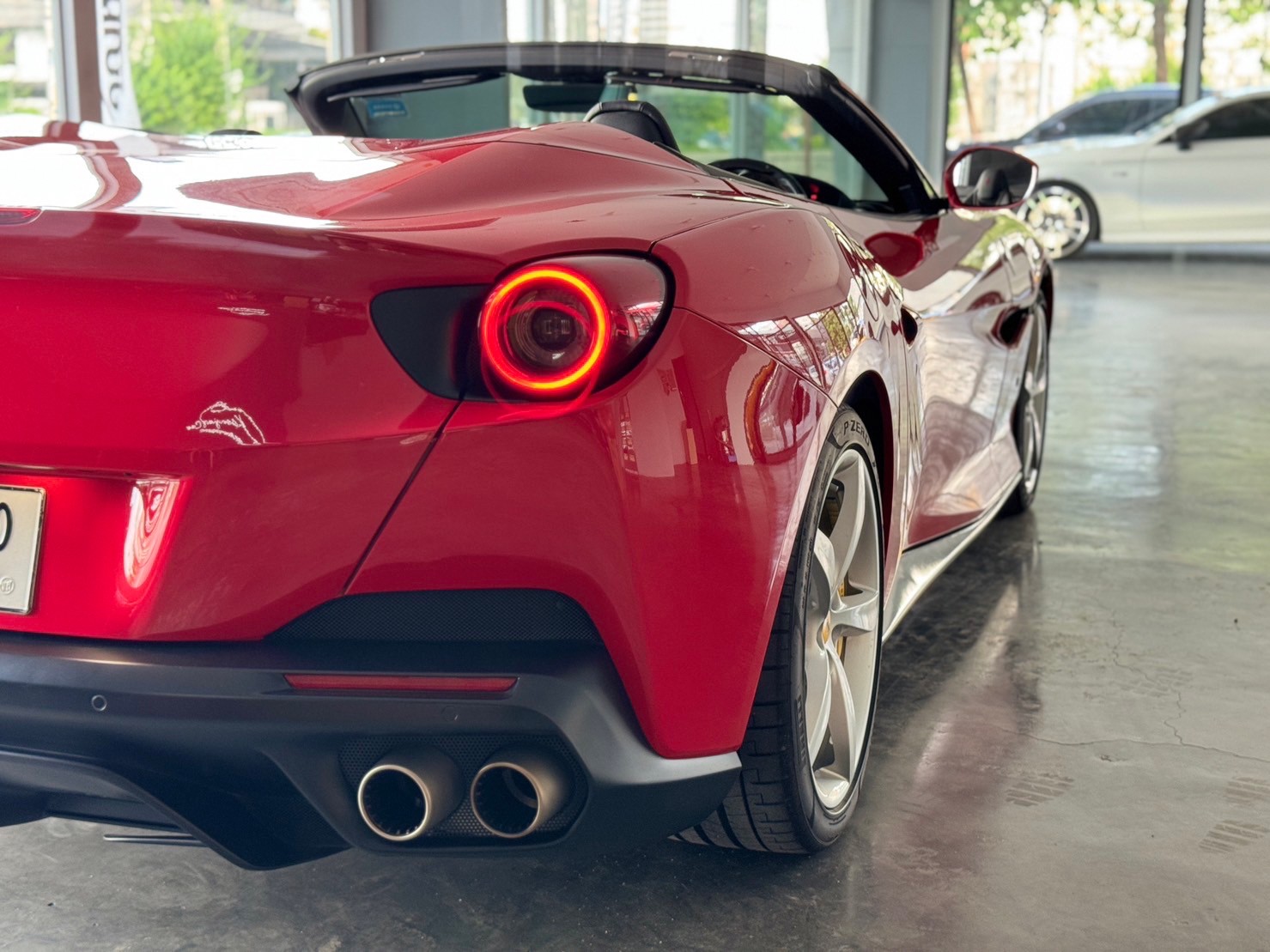 2019 Ferrari Portofino สีแดง (รูปที่ 4)