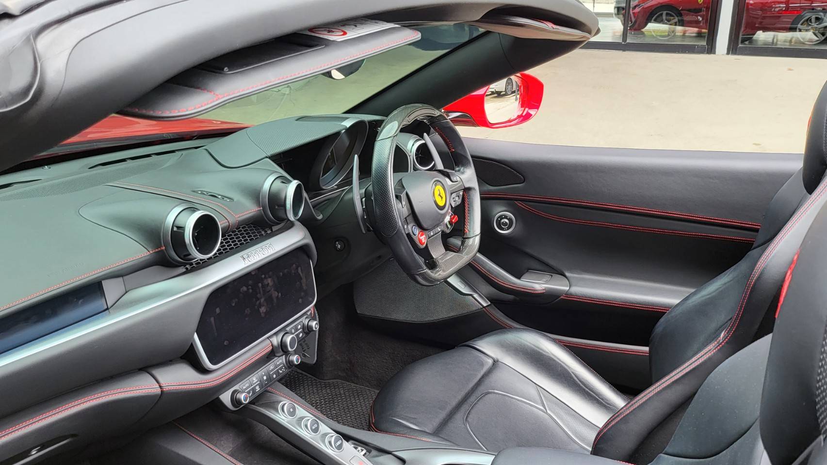 2019 Ferrari Portofino สีแดง (รูปที่ 11)