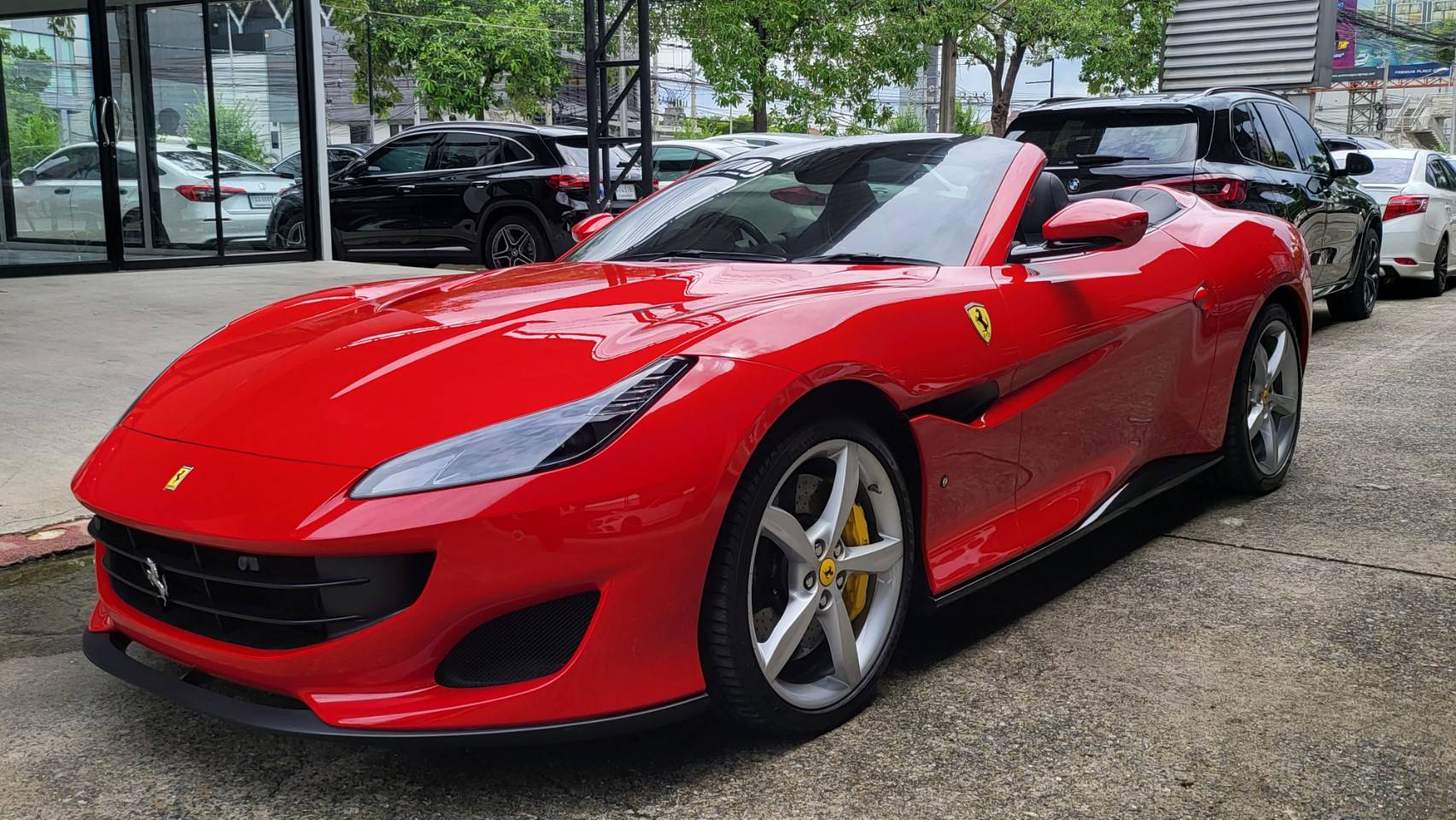 2019 Ferrari Portofino สีแดง