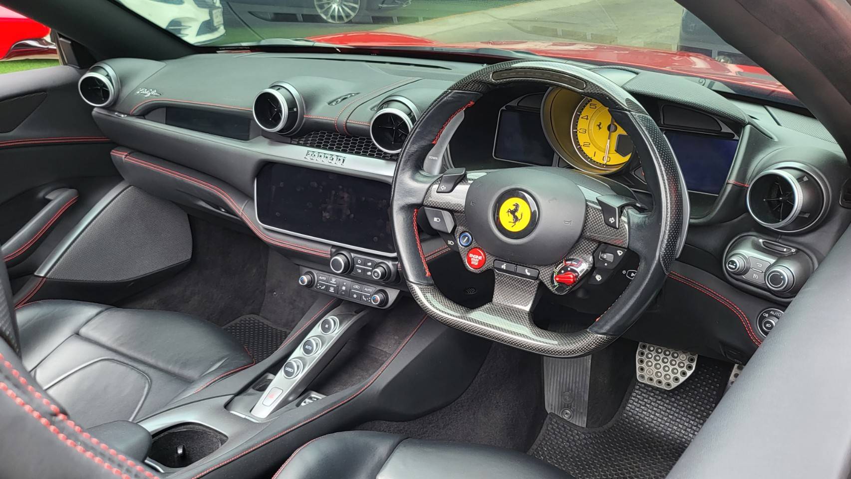 2019 Ferrari Portofino สีแดง (รูปที่ 12)