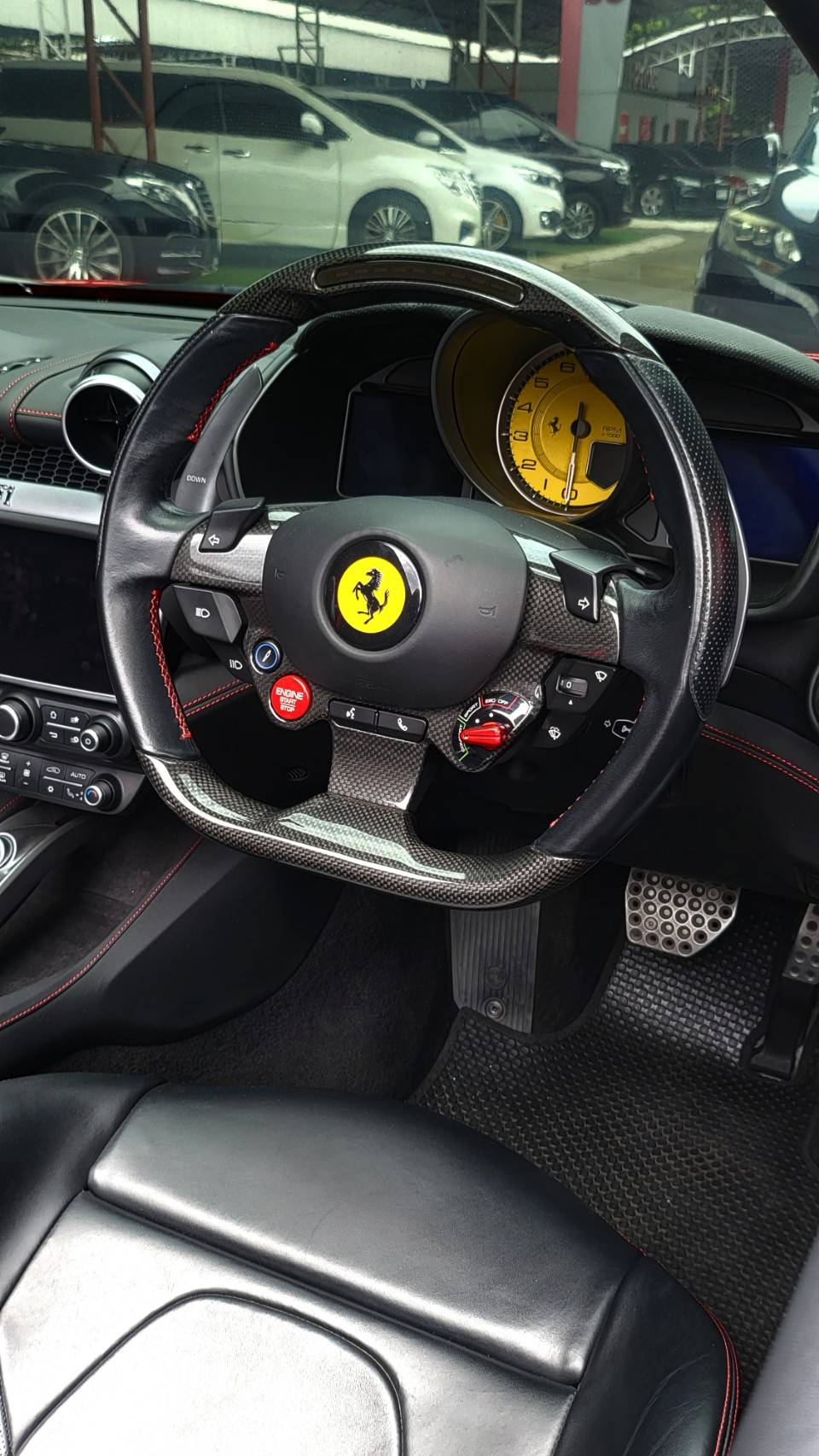 2019 Ferrari Portofino สีแดง (รูปที่ 13)