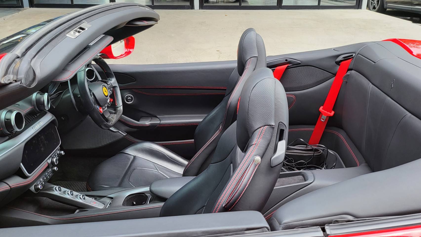 2019 Ferrari Portofino สีแดง (รูปที่ 10)